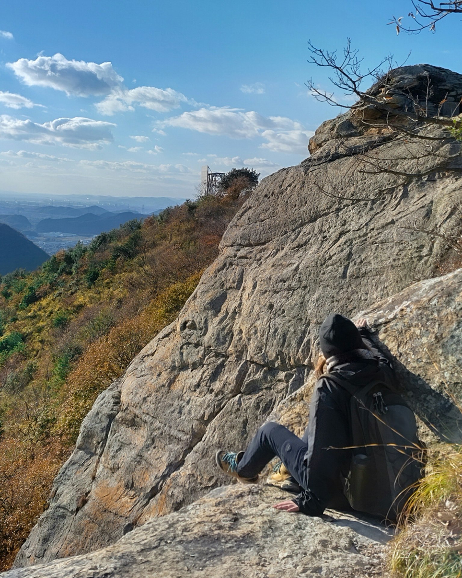 บุคคล leaning against rock พร้อมทิวทัศน์ที่สวยงาม