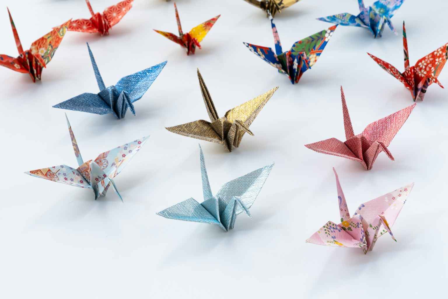 Grues en origami colorées disposées de manière créative