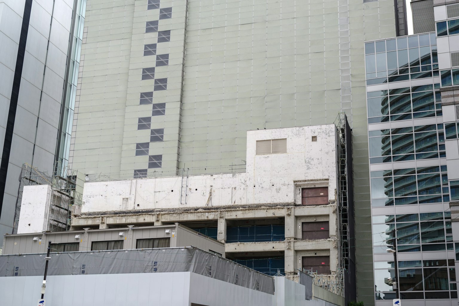 绿色高层建筑前方部分可见的结构