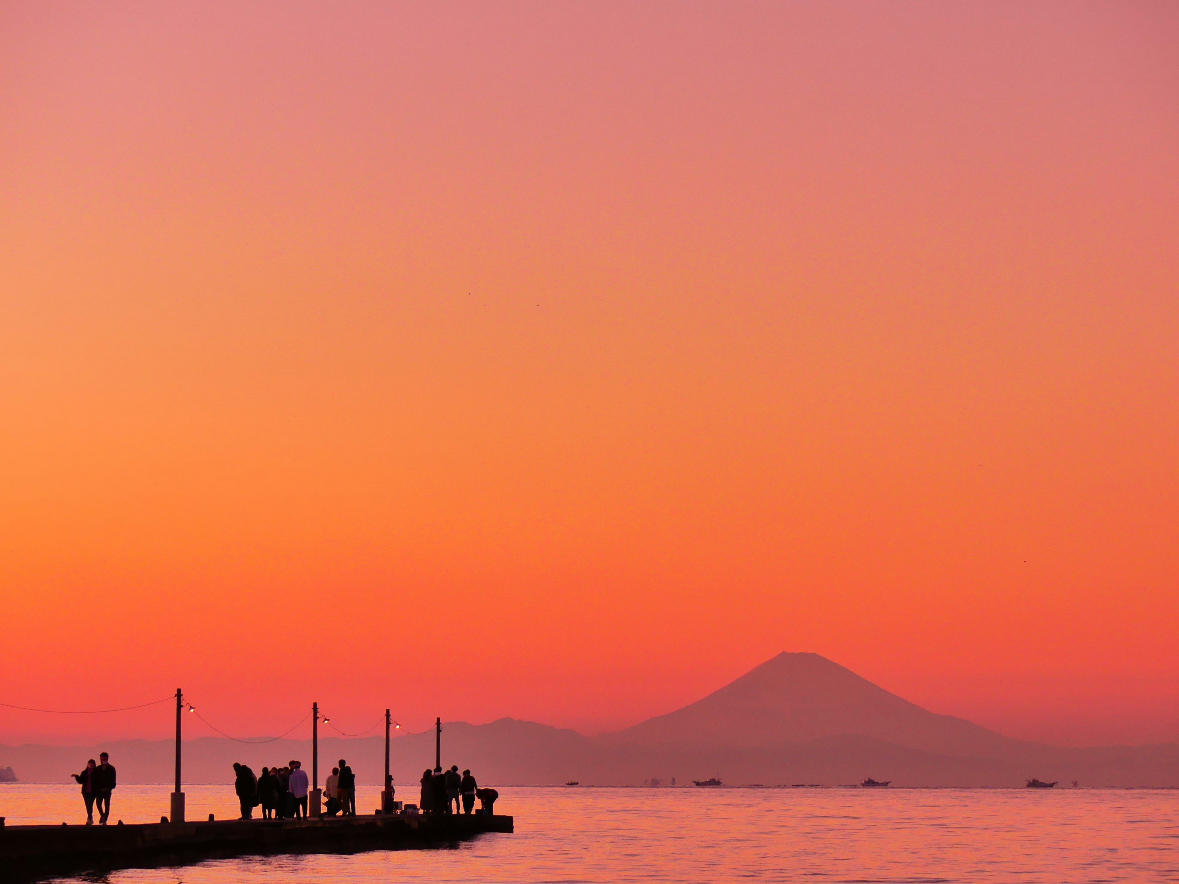 富士山を望む夕景の海岸風景（原岡海岸）