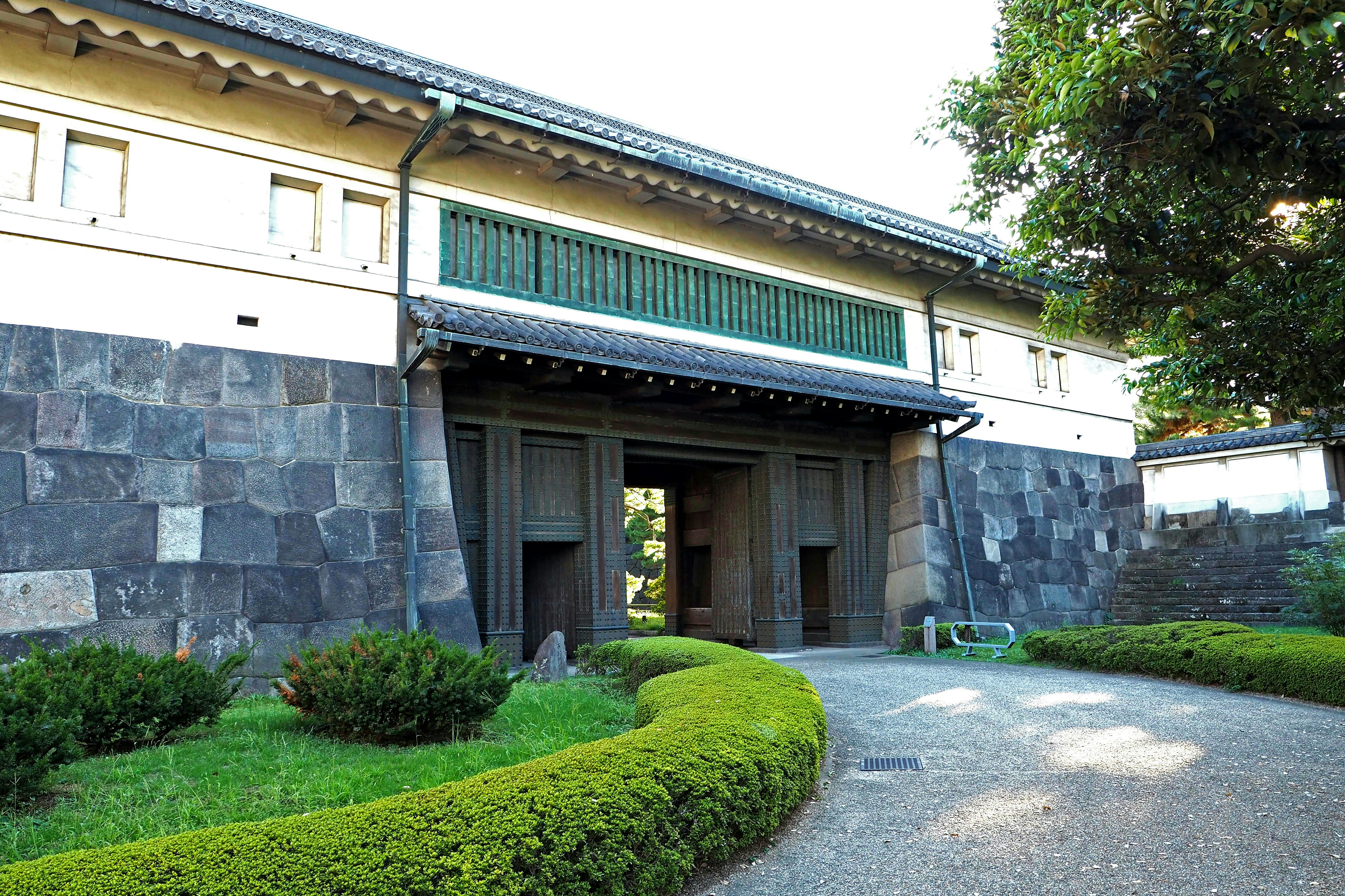 石積みの塀と中庭のある和風建築の外観
