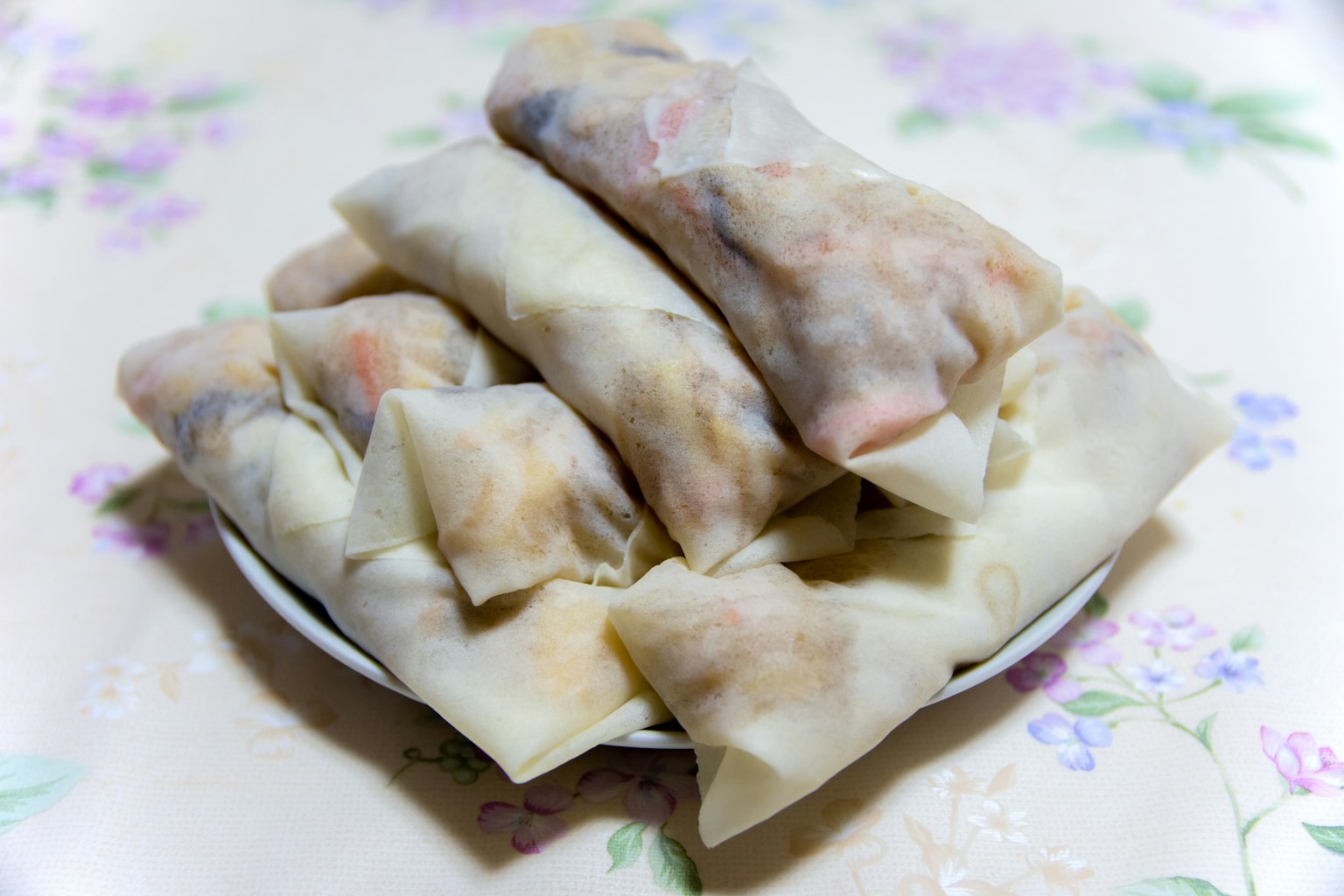 一盘上放着的春卷堆