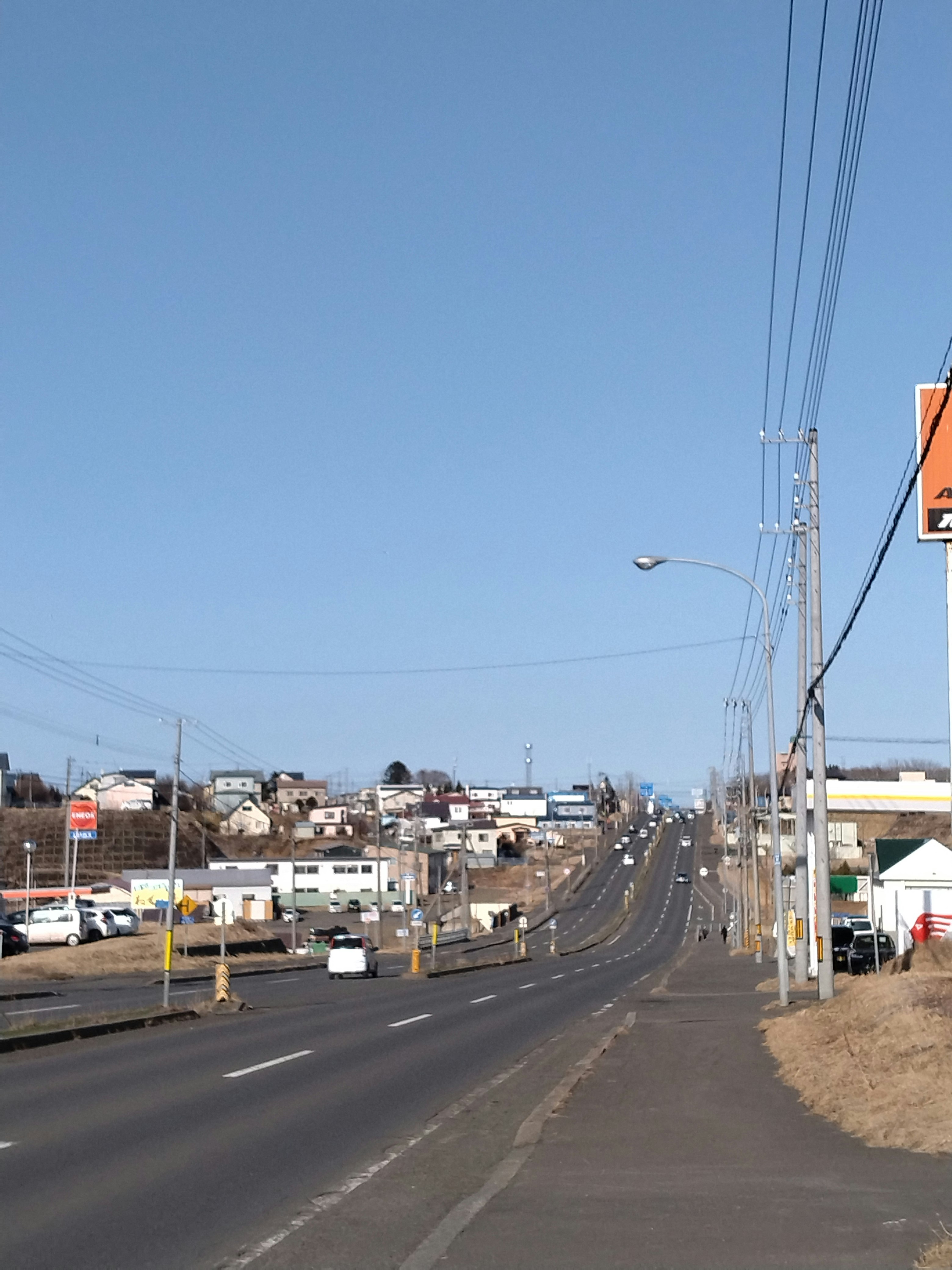 北海道・根室市の国道を走る一本道の風景