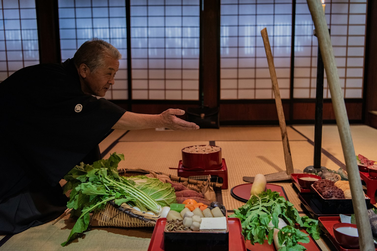 在传统日本房间中准备食物的男人 新鲜的蔬菜和食材摆放
