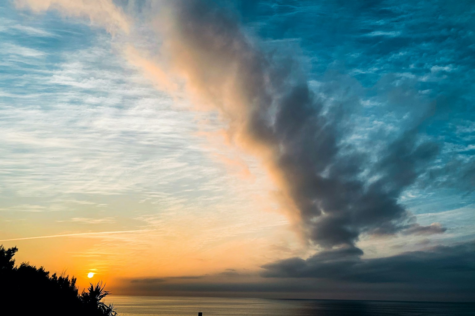 Schöne Landschaft mit Sonnenuntergang, Wolken und blauem Himmel
