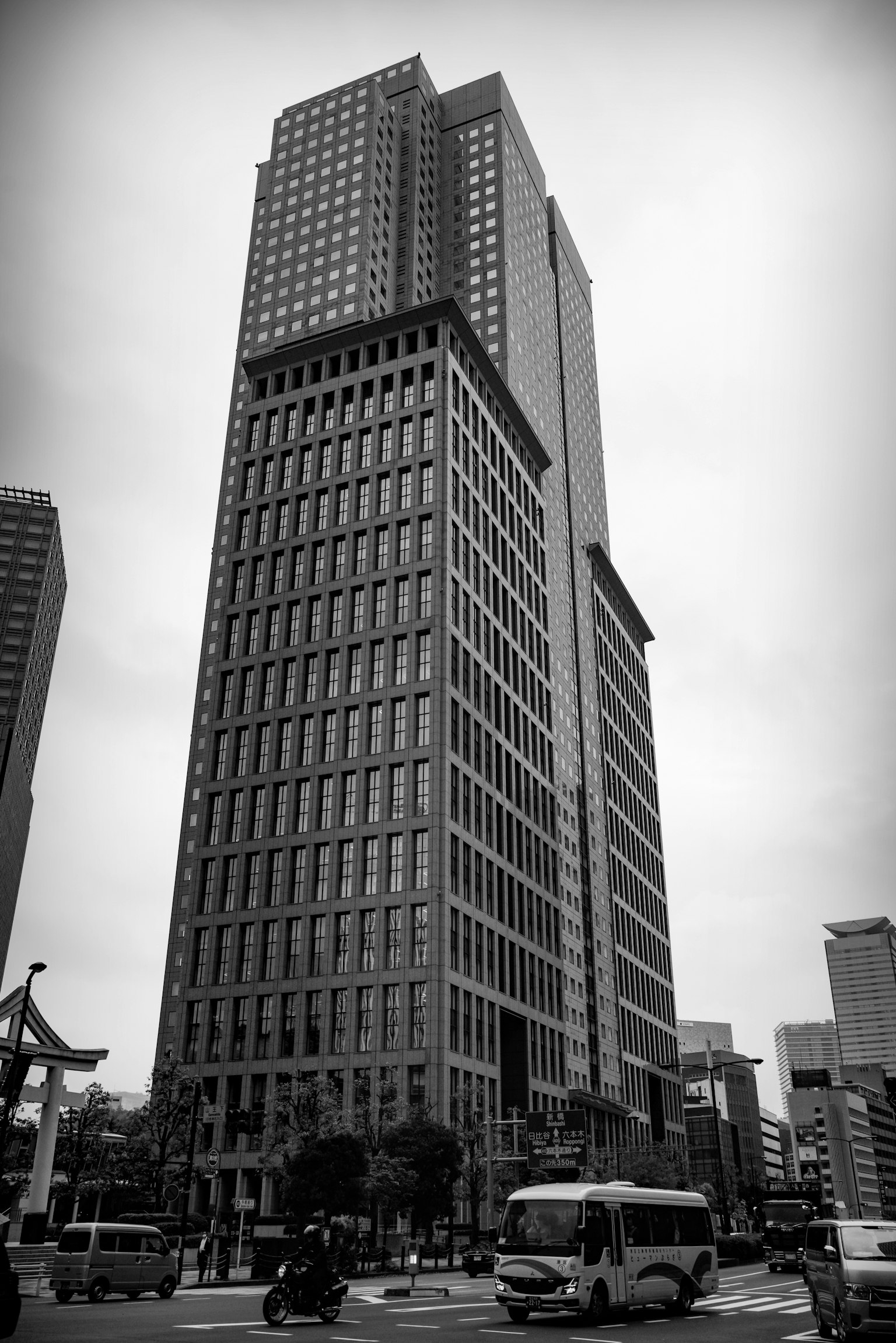 城市背景中的高楼大厦黑白摄影