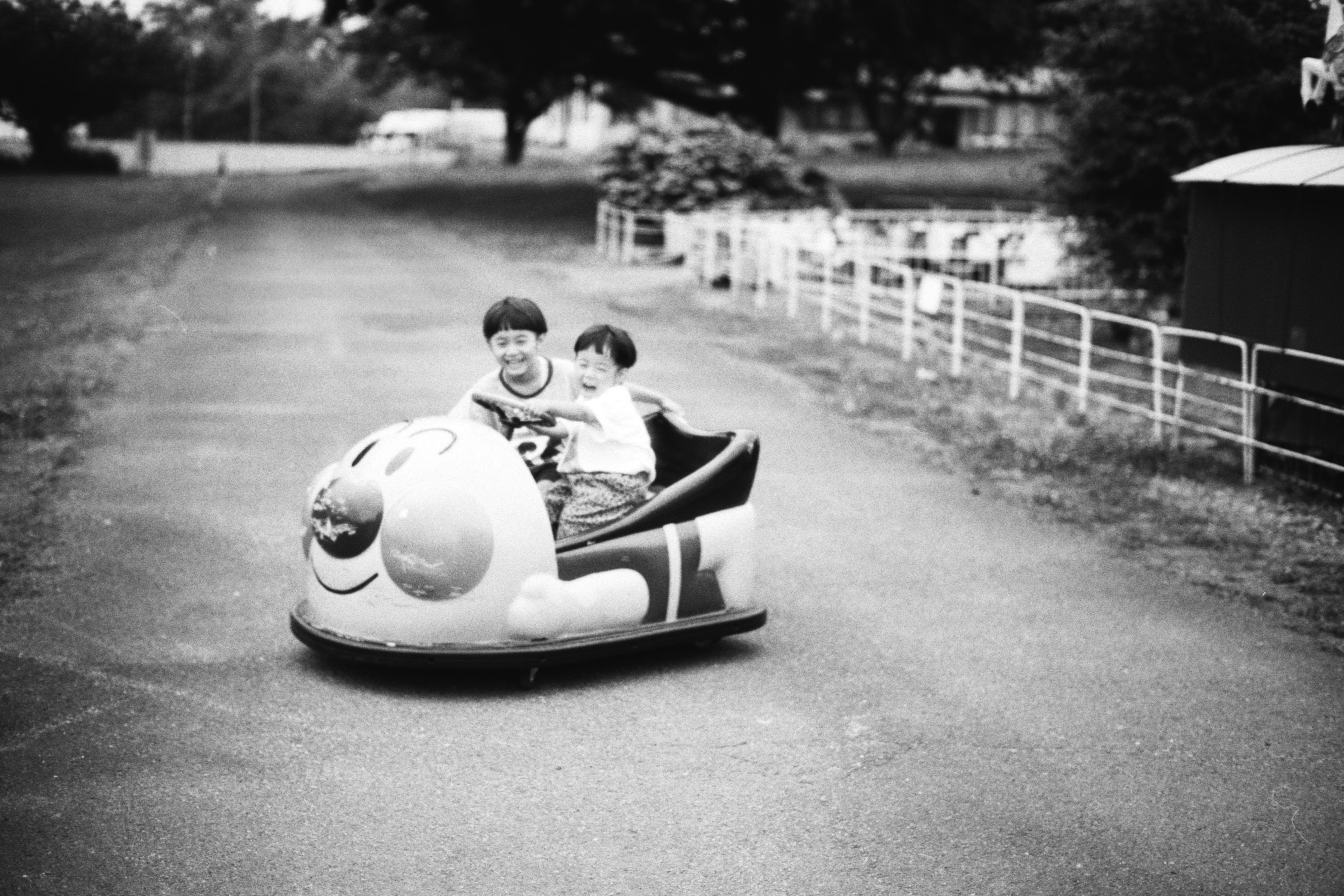 公園の遊具で遊ぶ親子のモノクロフィルム風画像