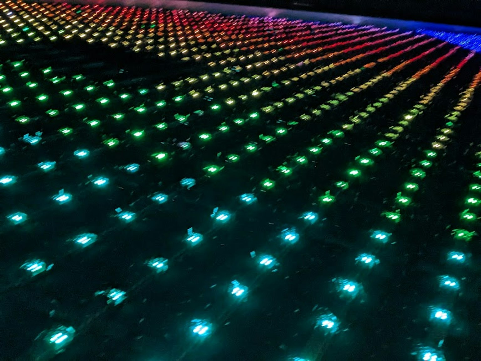 Luces LED coloridas dispuestas en un patrón vibrante