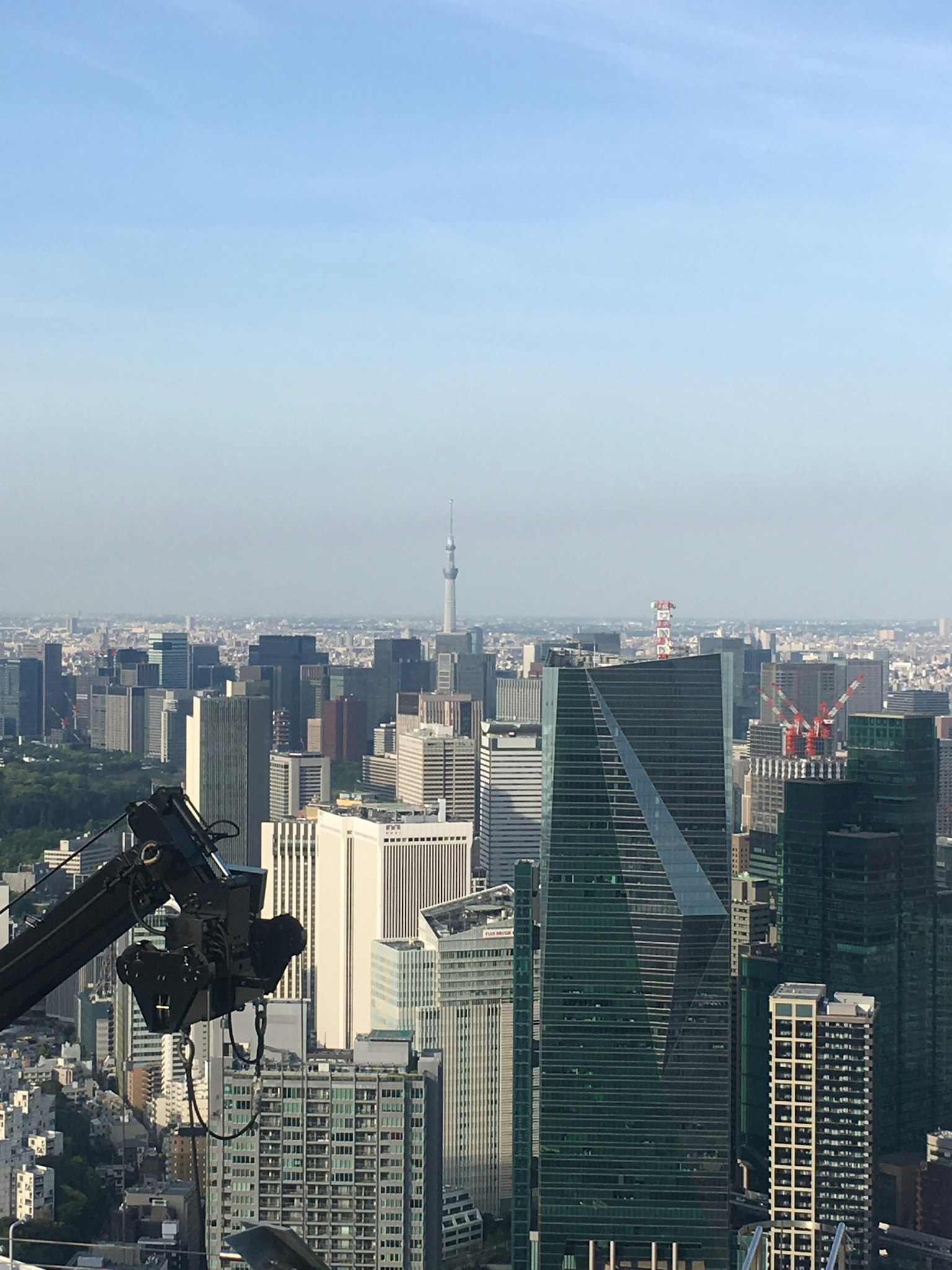 Immagine di una gru edile con lo skyline di edifici moderni sullo sfondo