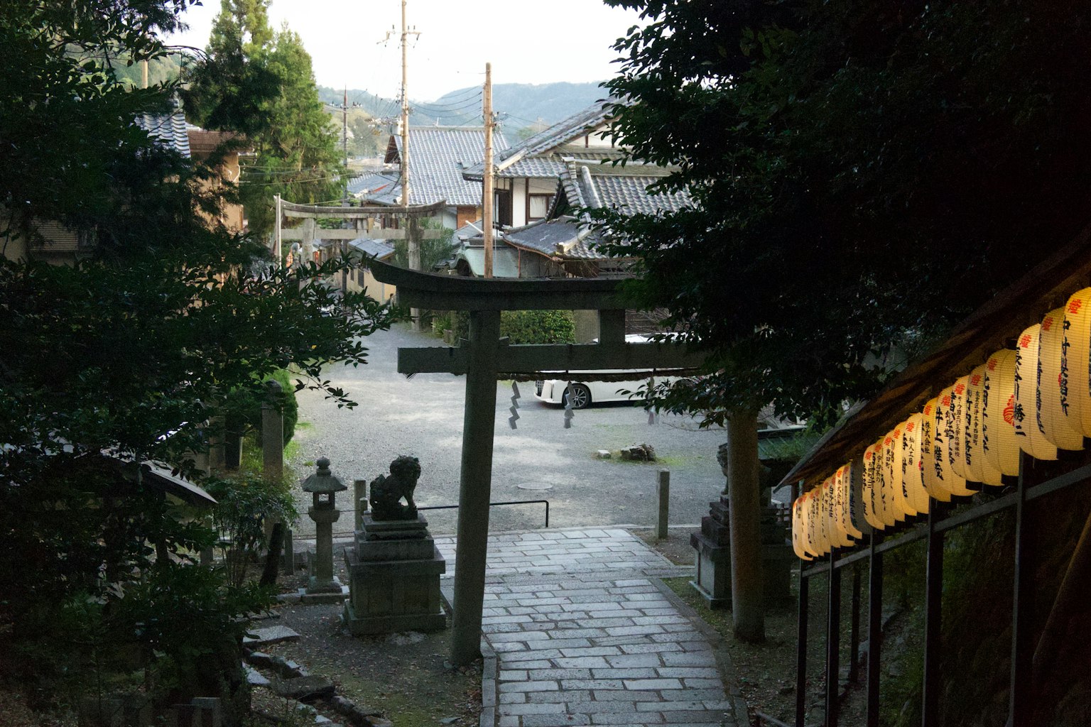 宁静的小路，鸟居和神社庭院的景色