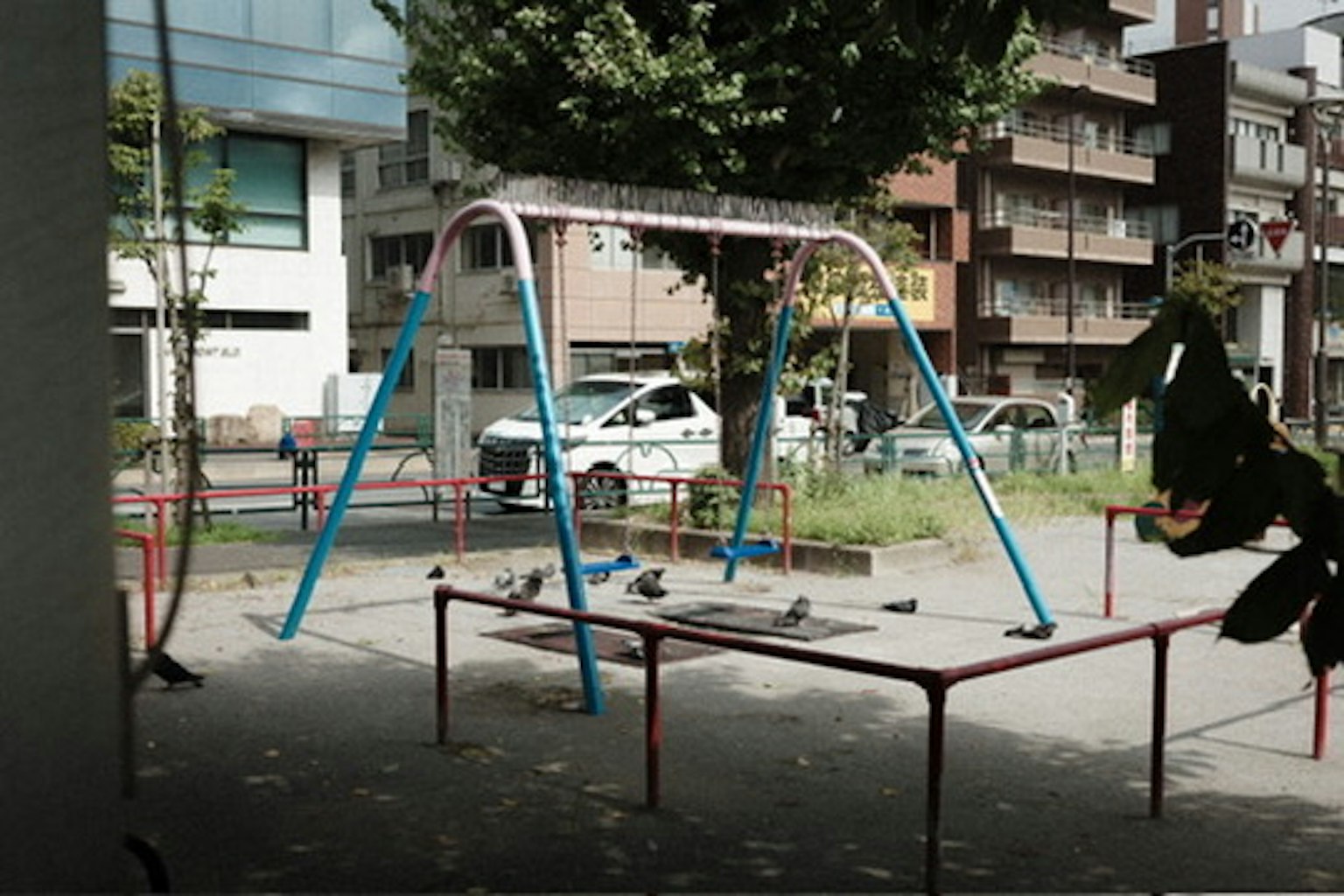 遊樂場秋千與周圍建築