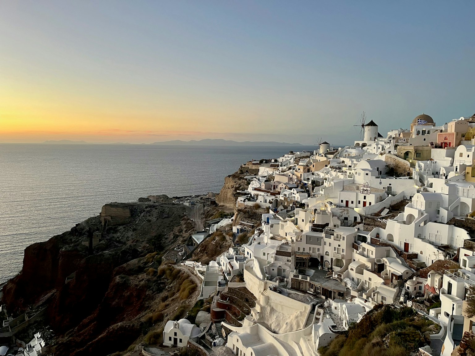 Những ngôi nhà trắng trên đảo Santorini nhìn ra biển Aegean lúc hoàng hôn