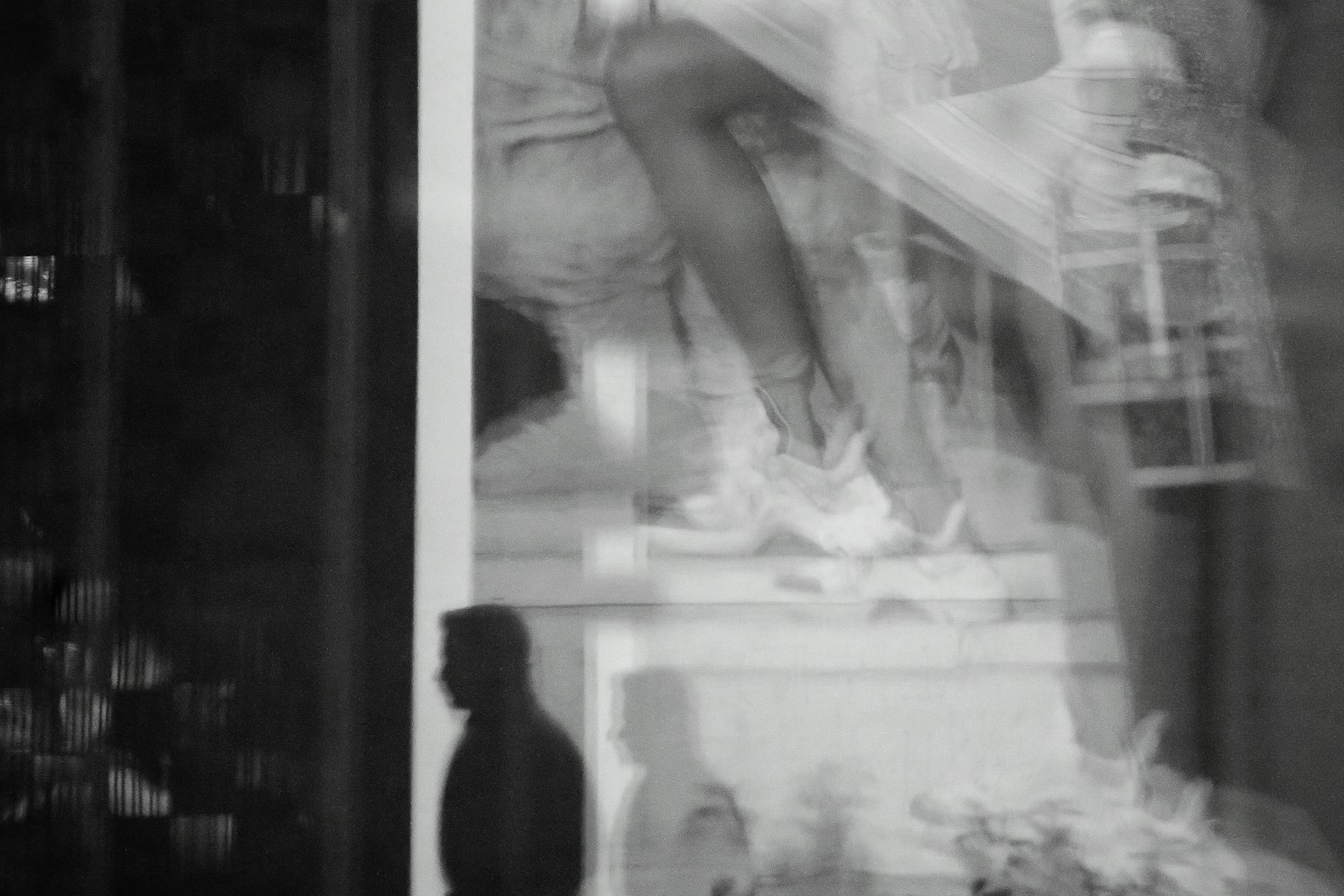 흑백 도시 풍경에서 사람의 실루엣과 여성의 다리를 보여줌