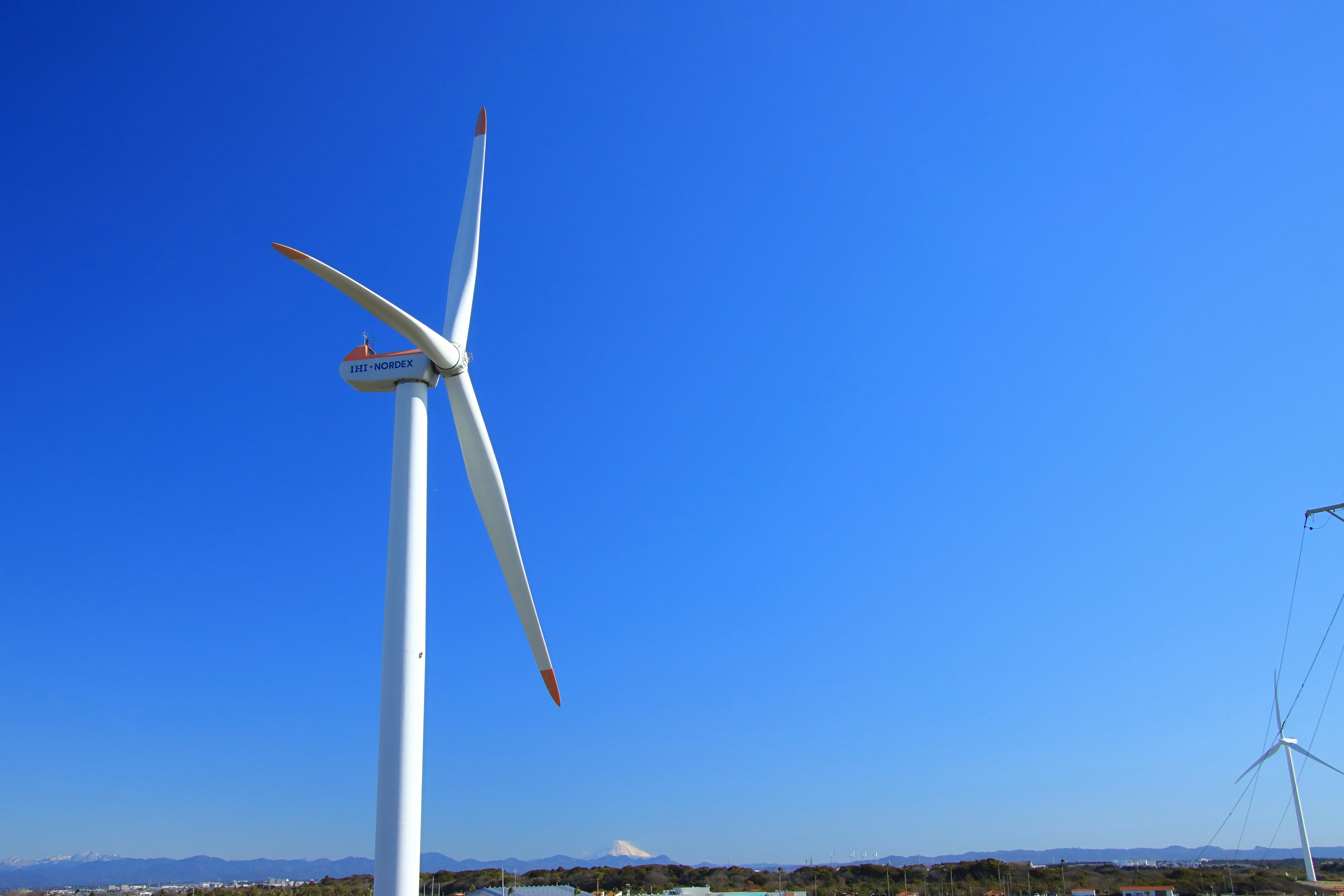 青空の下の風力発電用風車