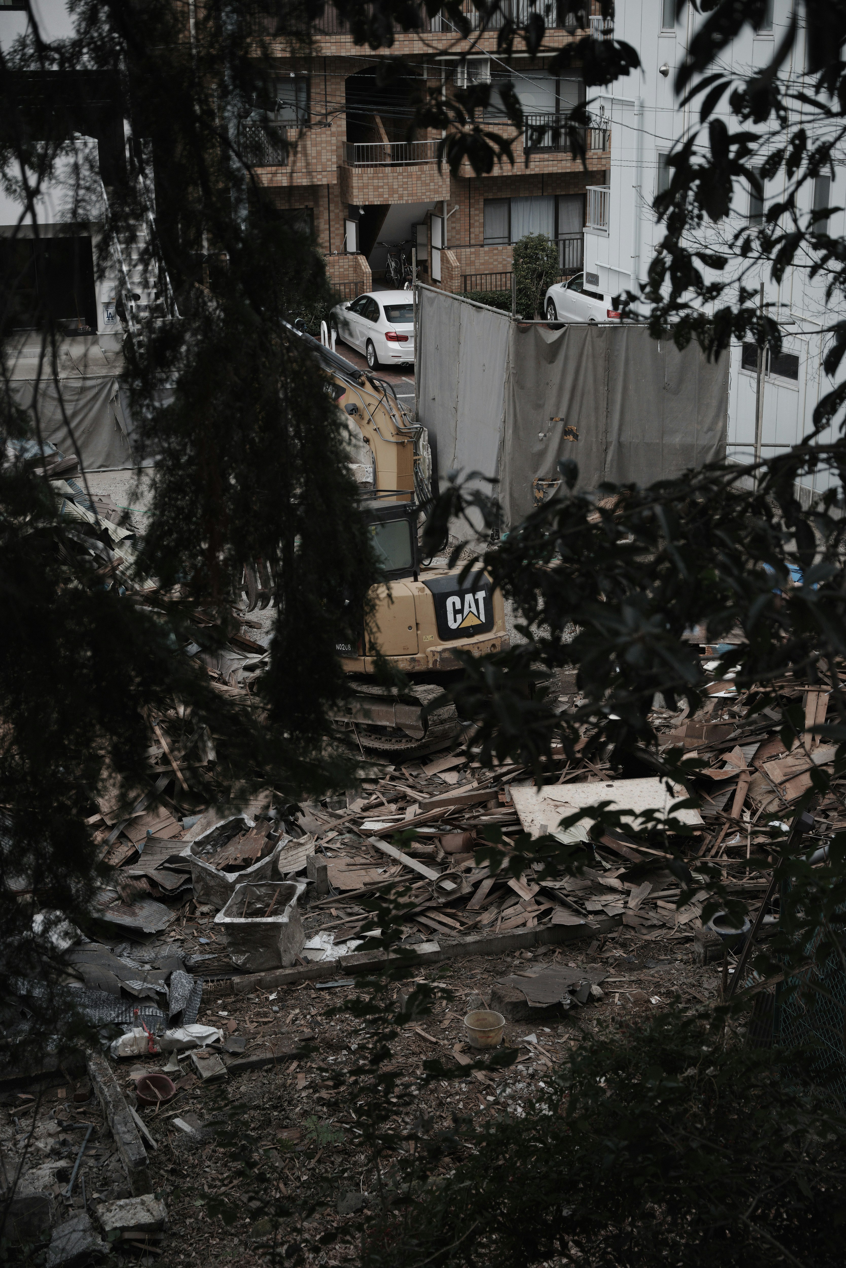 décombres et machines sur un chantier de démolition dans une ruelle