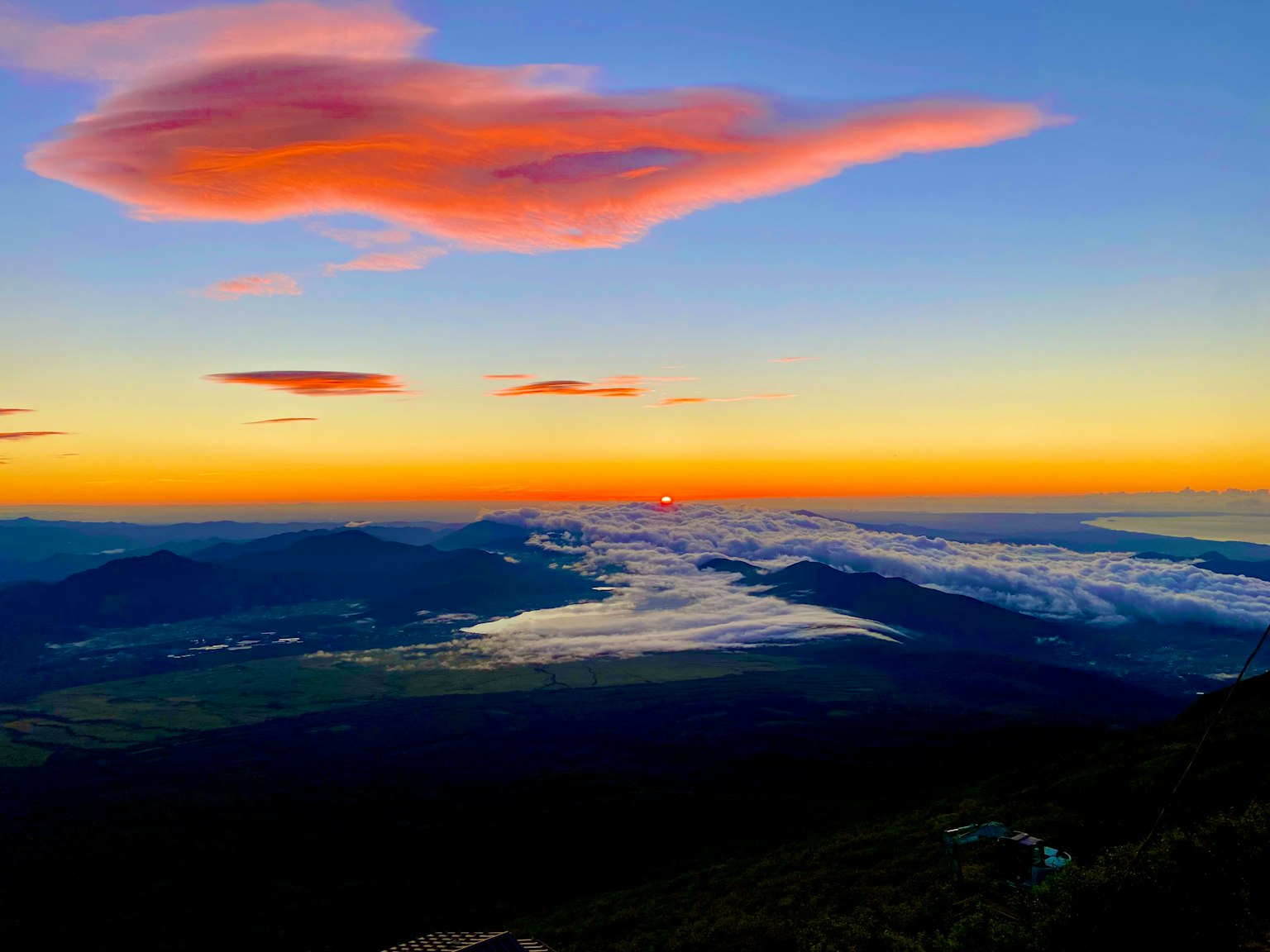 Vue de coucher de soleil magnifique avec ciel orange et bleu présentant des nuages épars
