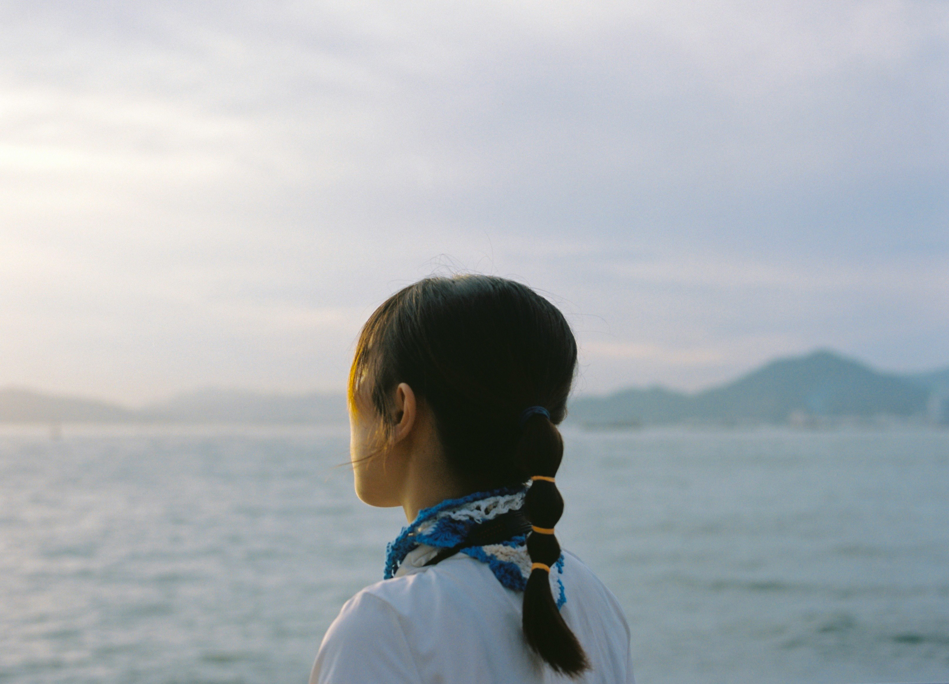 海辺を見つめる後ろ姿の子ども