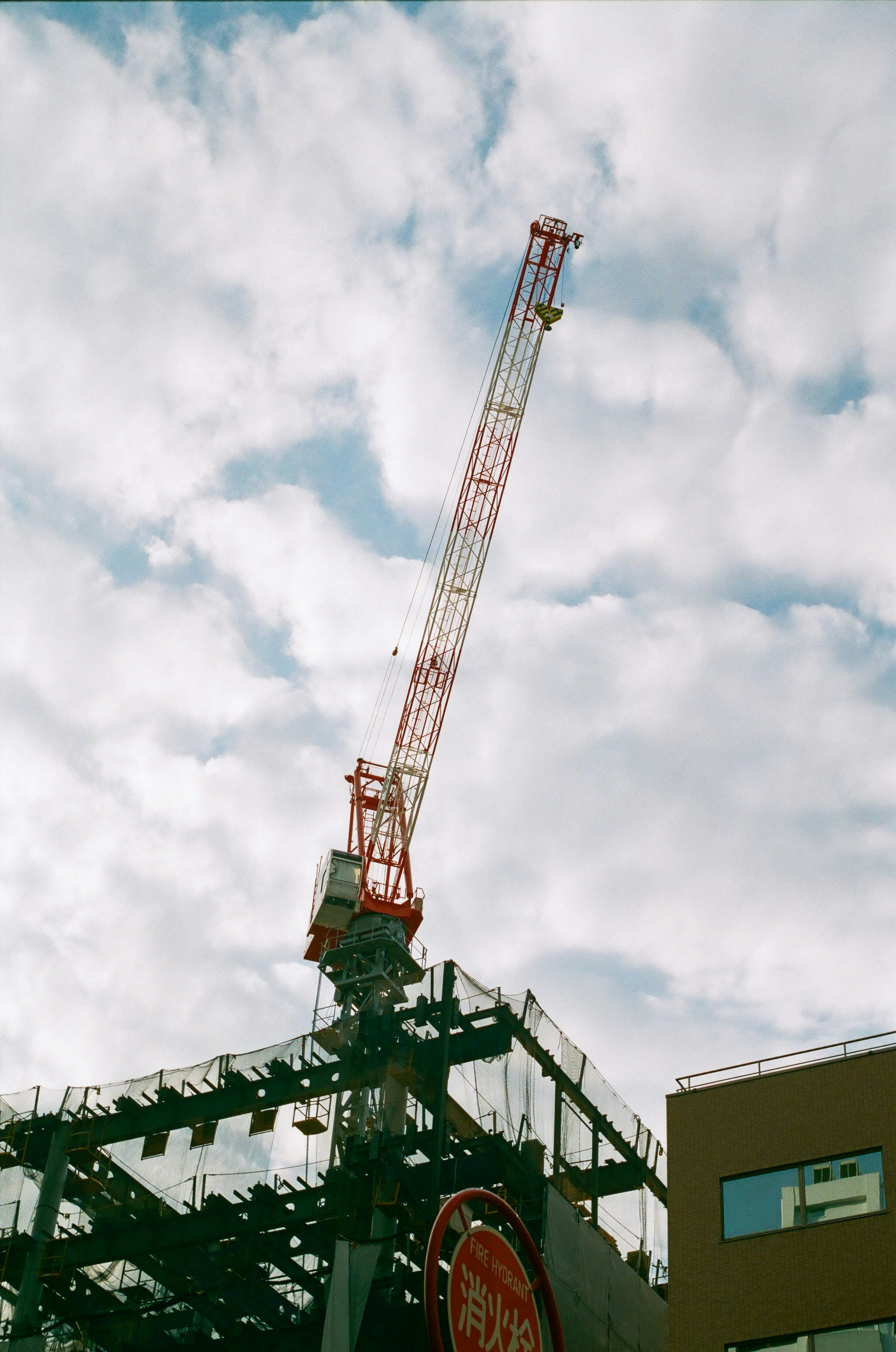 高聳塔吊與建築工地鋼結構對著天空