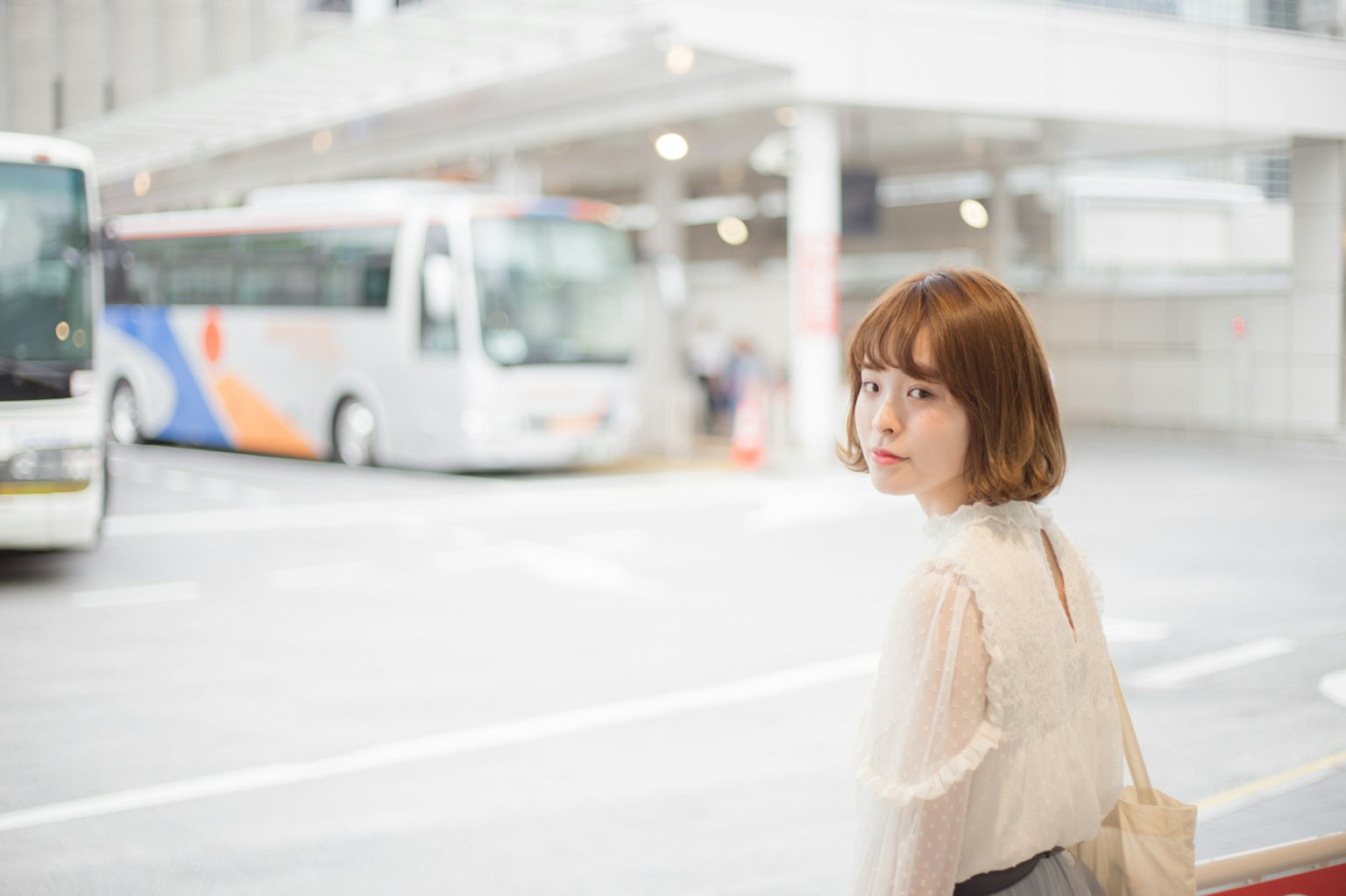 在公交车站回头的女性肖像