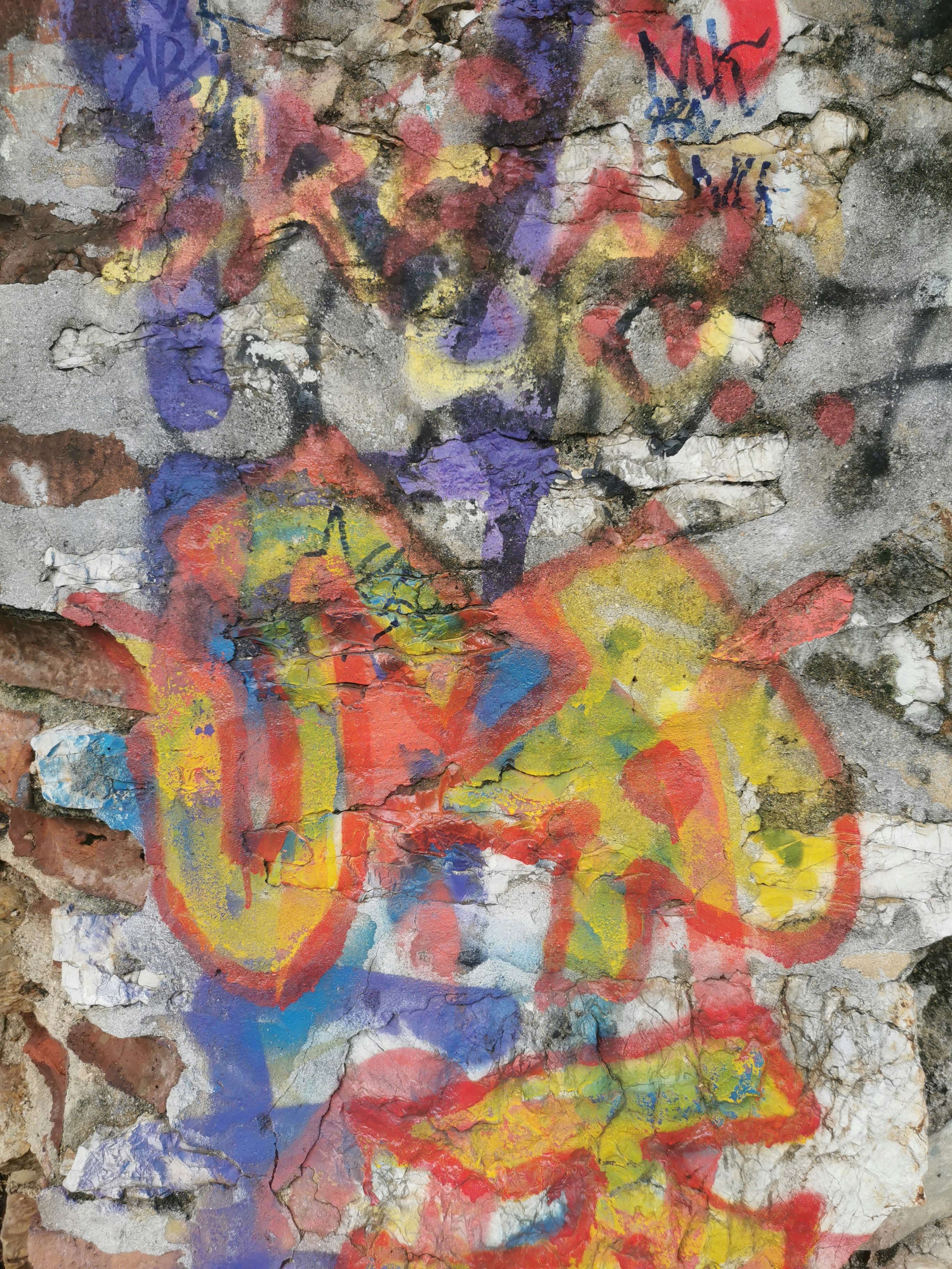 Graffiti đầy màu sắc trên tường ở Nouméa