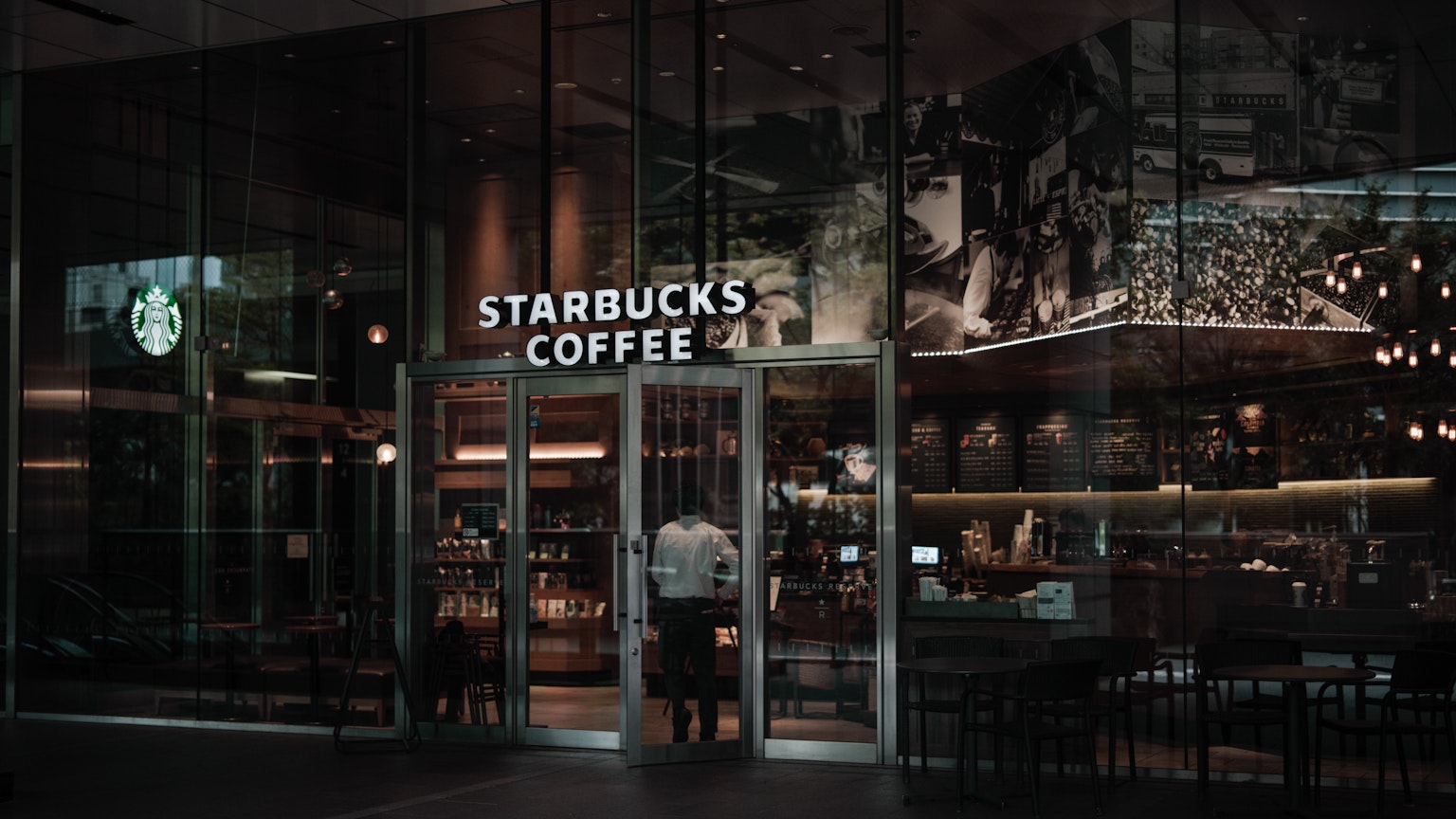 Außenansicht eines Starbucks-Cafés in einer schwach beleuchteten Umgebung
