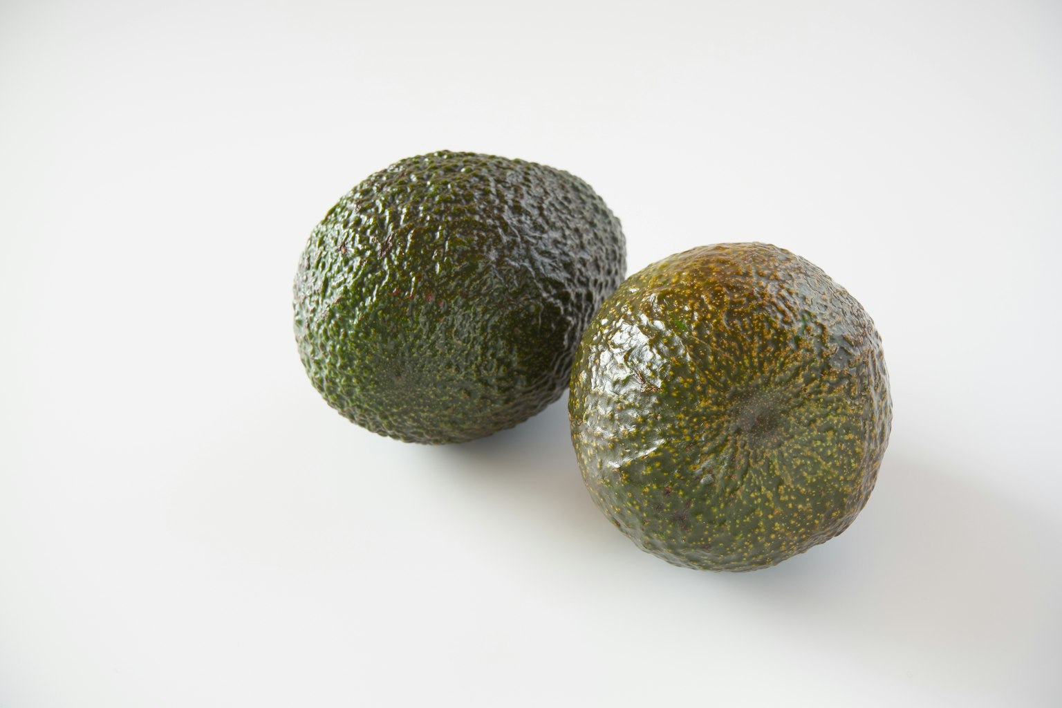 Zwei Avocados auf einem weißen Hintergrund