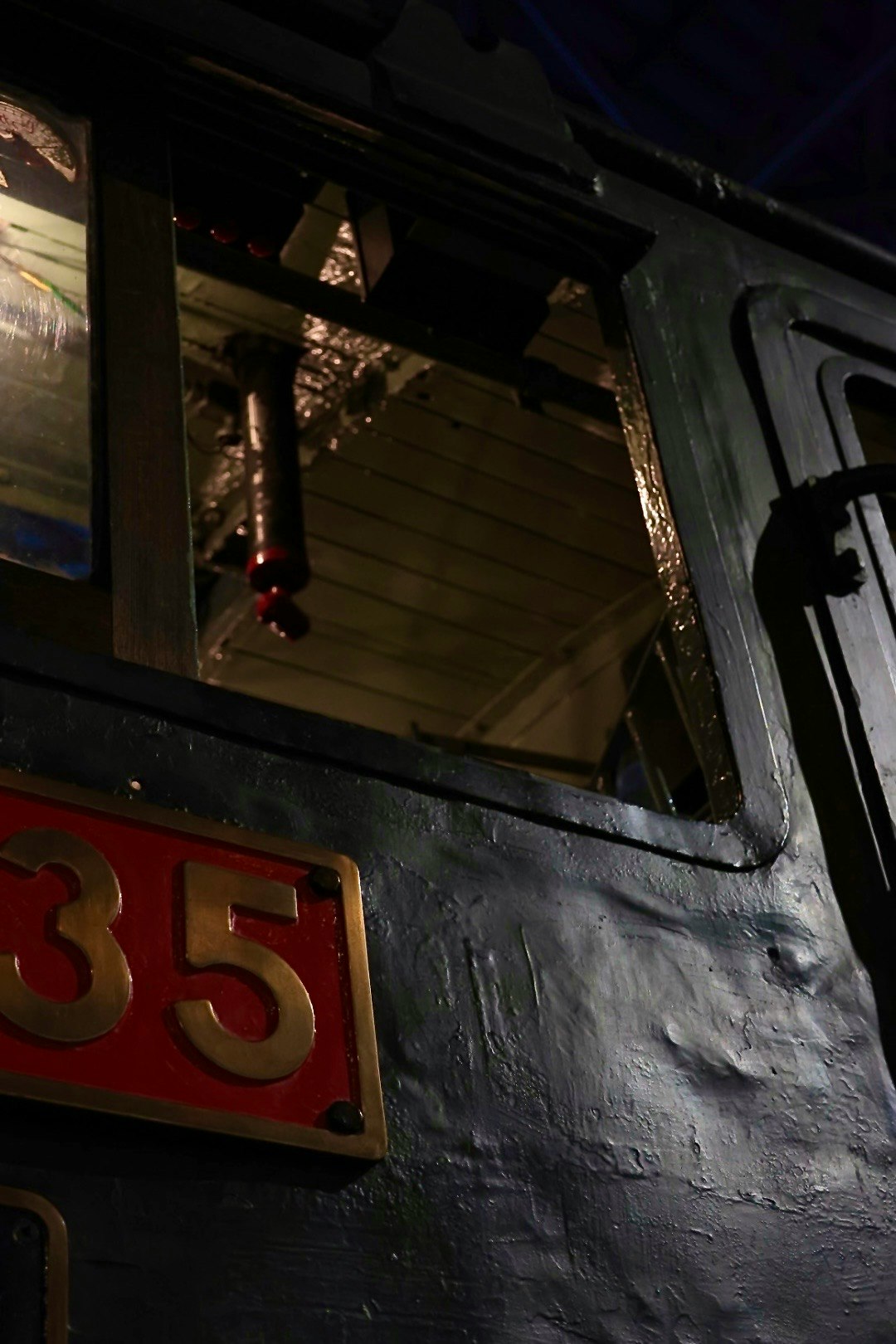 vue nocturne d’une ruelle avec une fenêtre d’un vieux bâtiment et le numéro « 35 »
