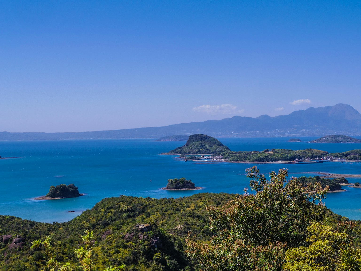 Vista panoramica del mare blu e delle isole verdi
