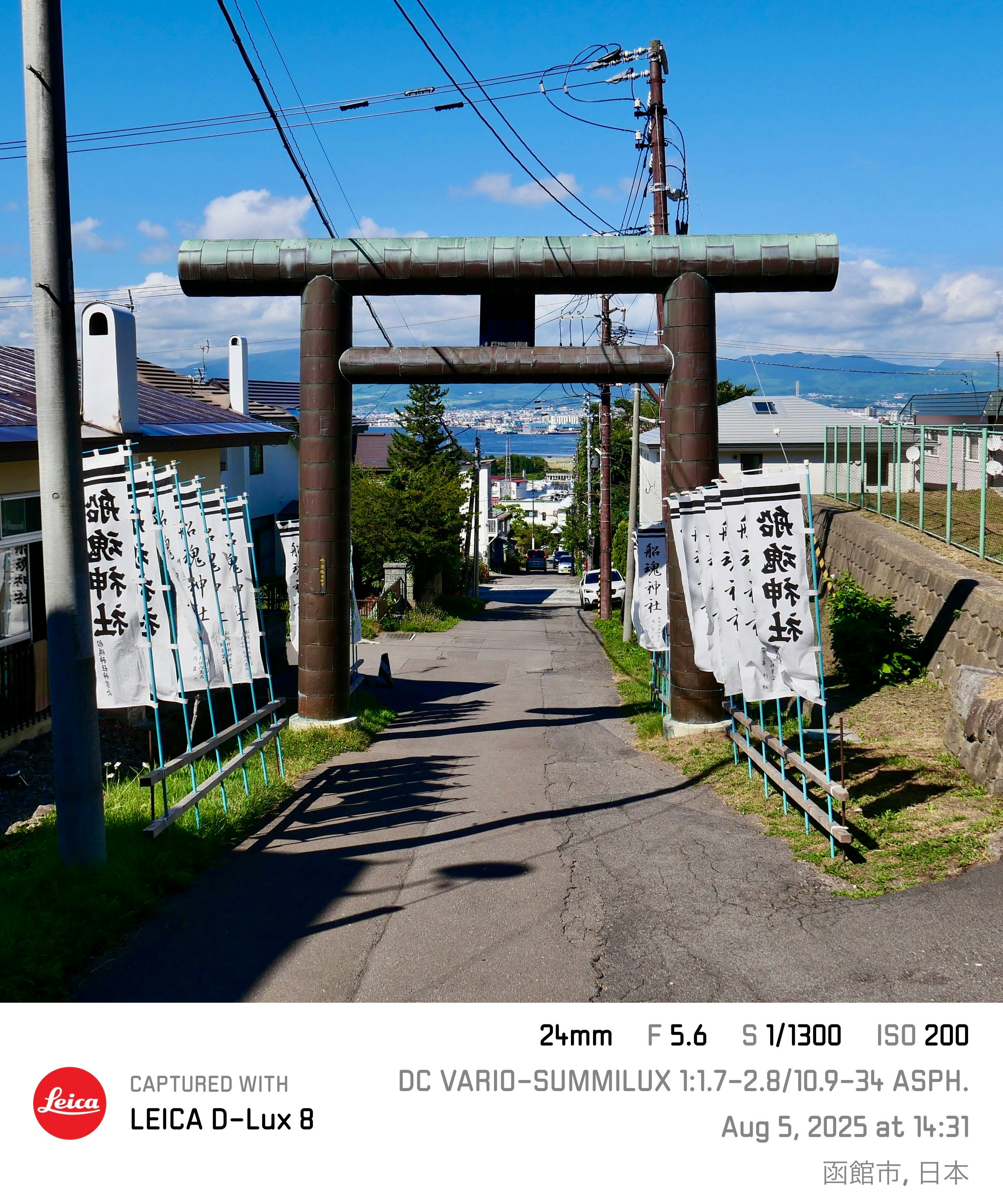 海沿いの坂道を抜ける鳥居のある参道