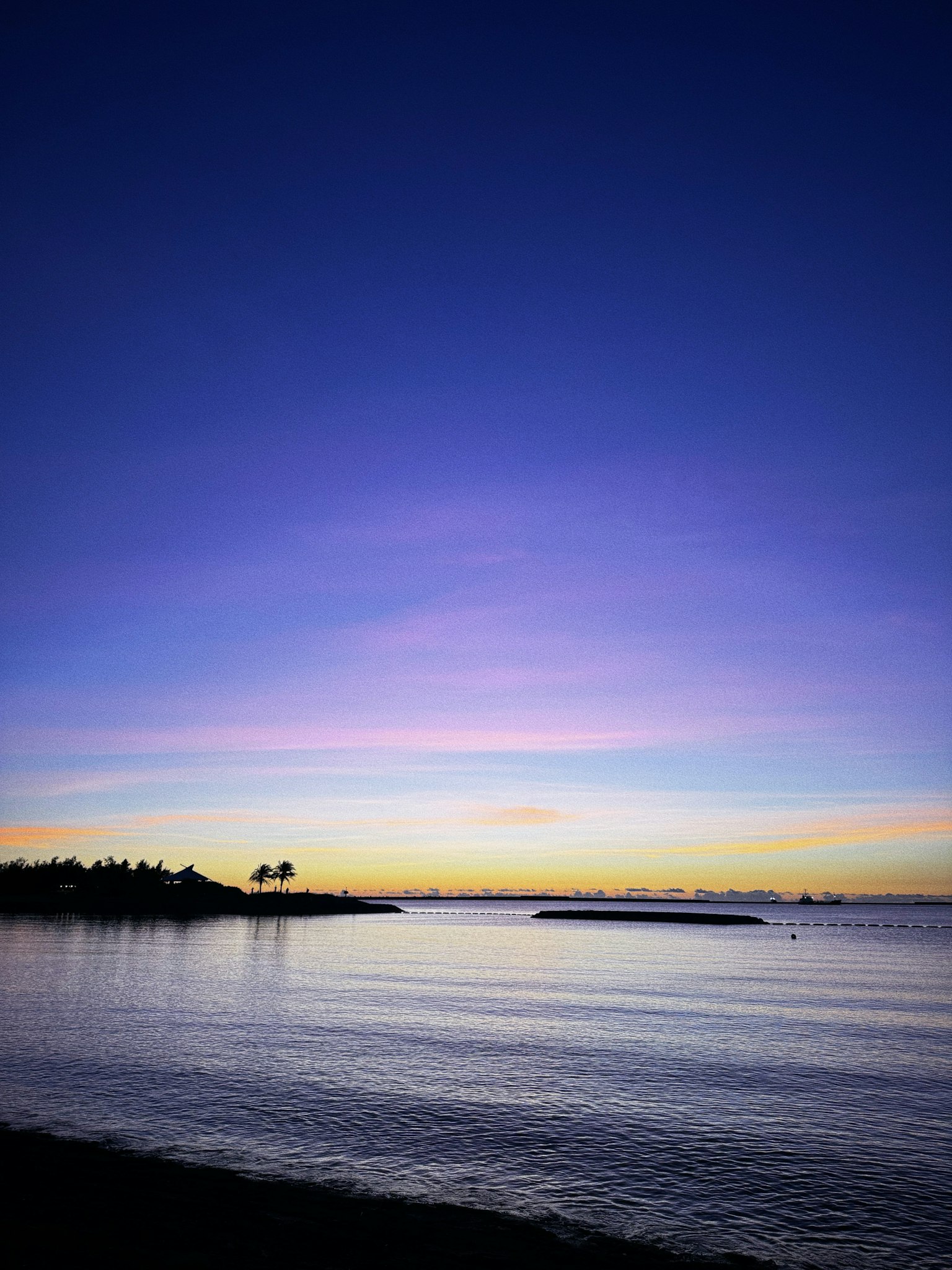 Hermoso atardecer sobre aguas oceánicas tranquilas