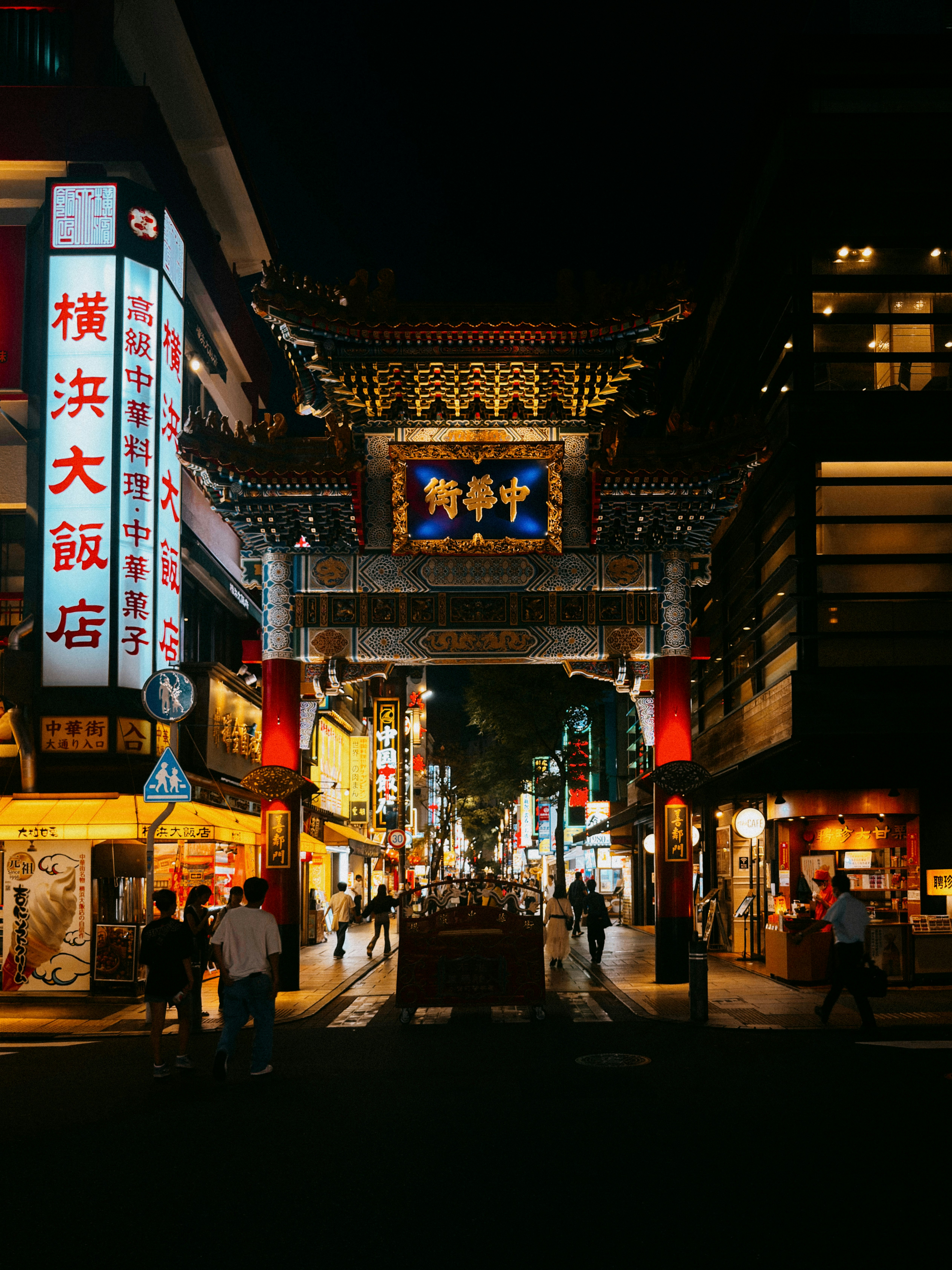 夜の中華街（善隣門）通りの提灯と門前の景色