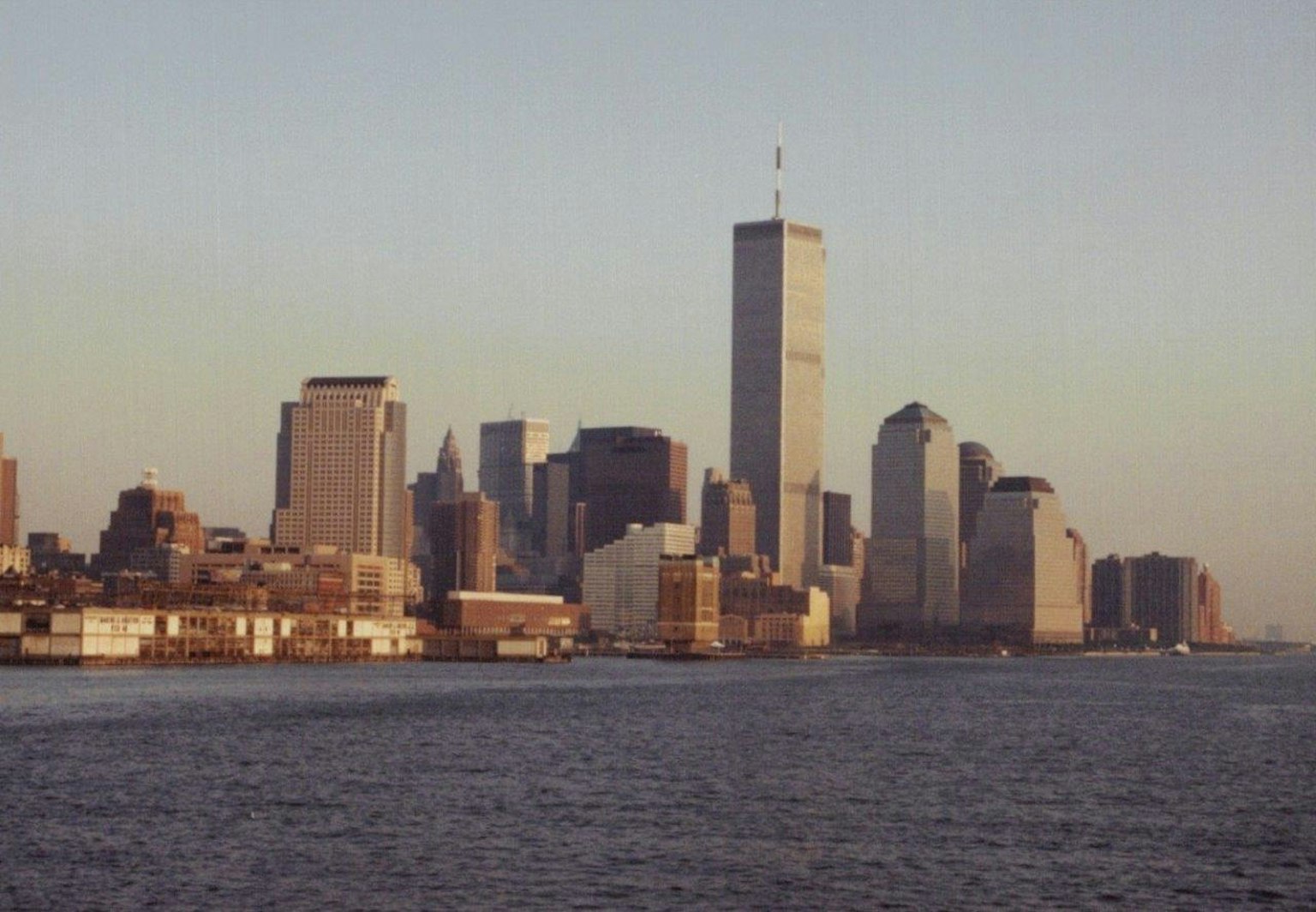 New Yorker Skyline bei Dämmerung mit dem One World Trade Center