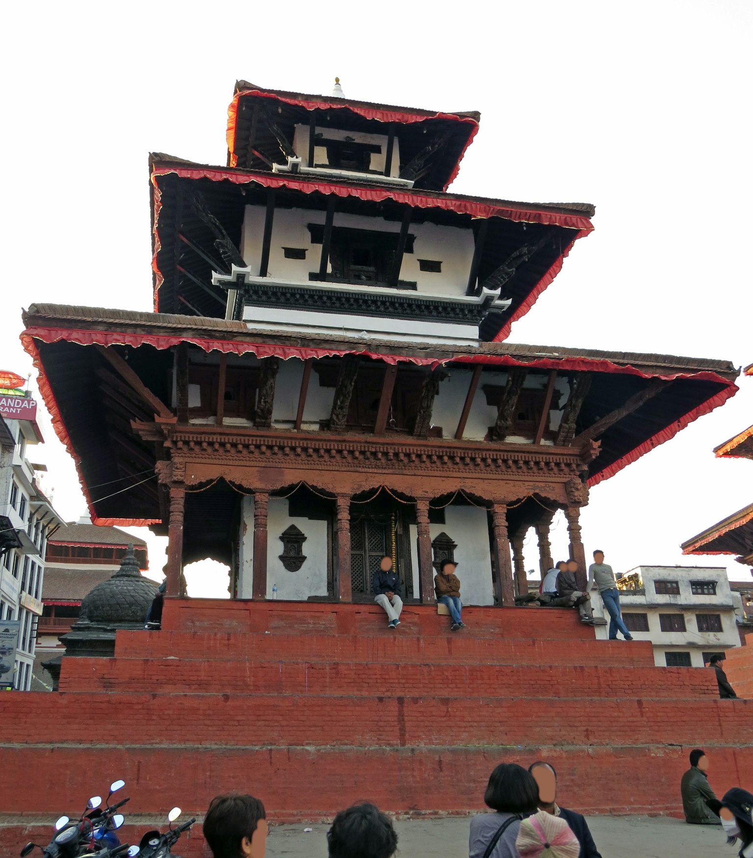 Temple népalais traditionnel avec des marches rouges et une architecture complexe