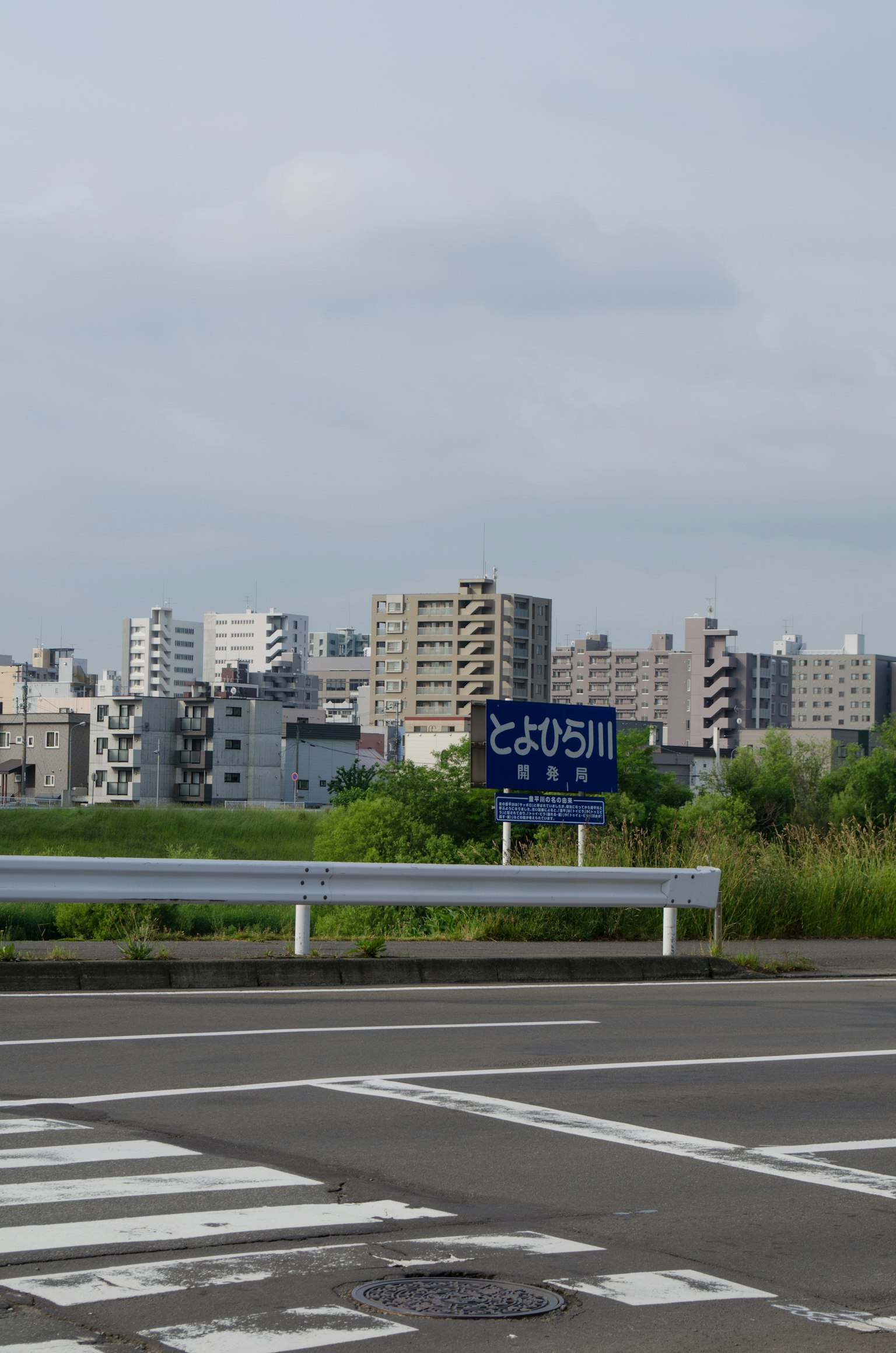 Paisaje urbano con un cartel de señalización