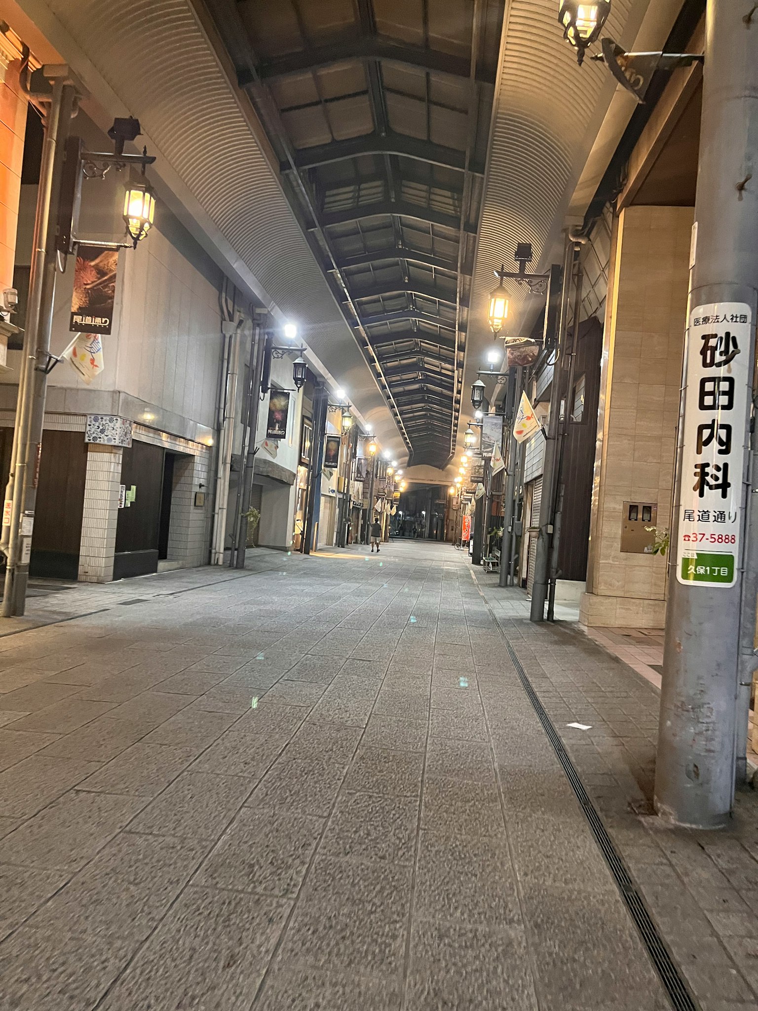 조용한 밤의 상점가 도로 부드러운 불빛이 켜져 있다