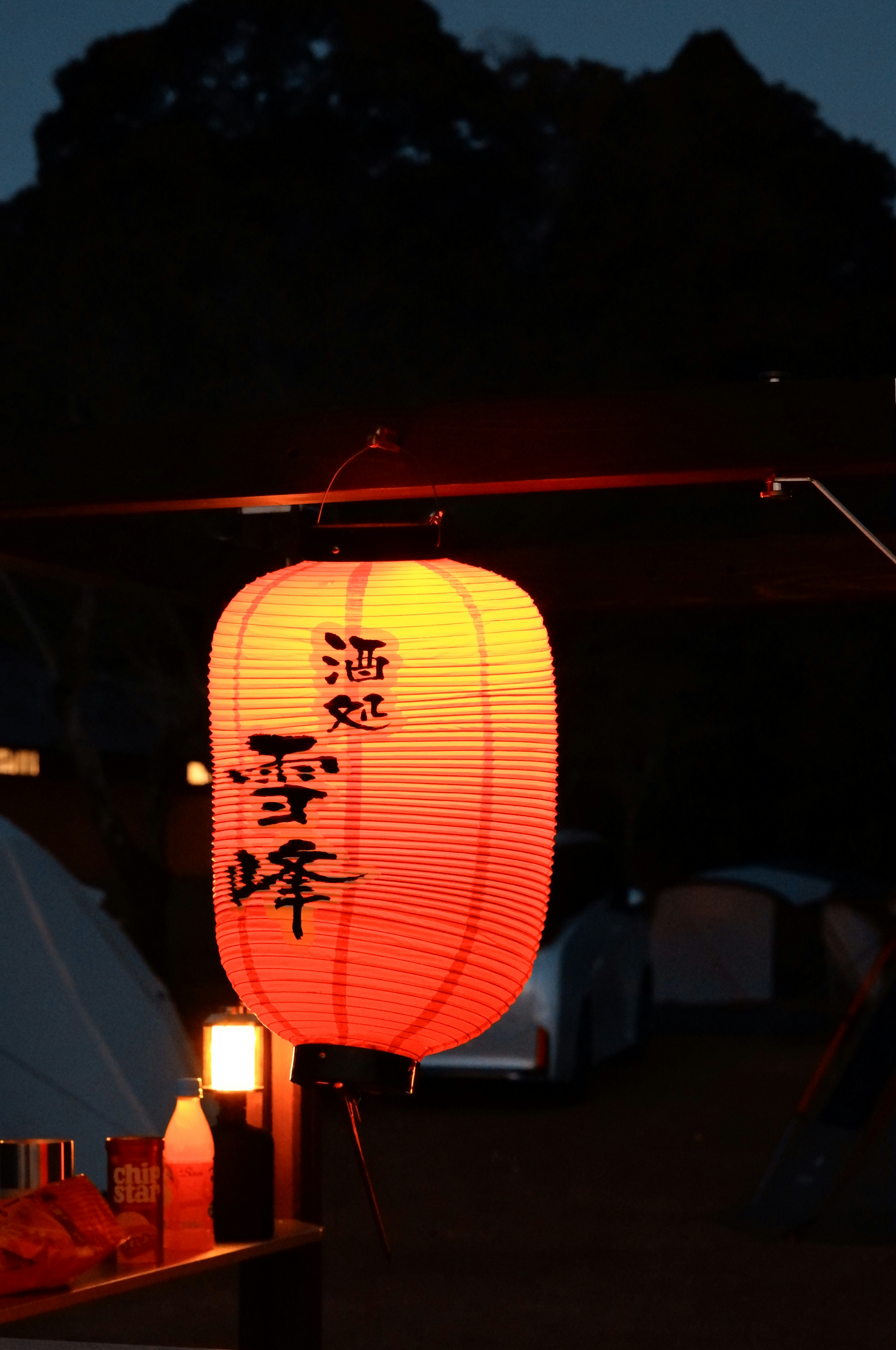 提灯の灯りが並ぶ夜の屋台通り