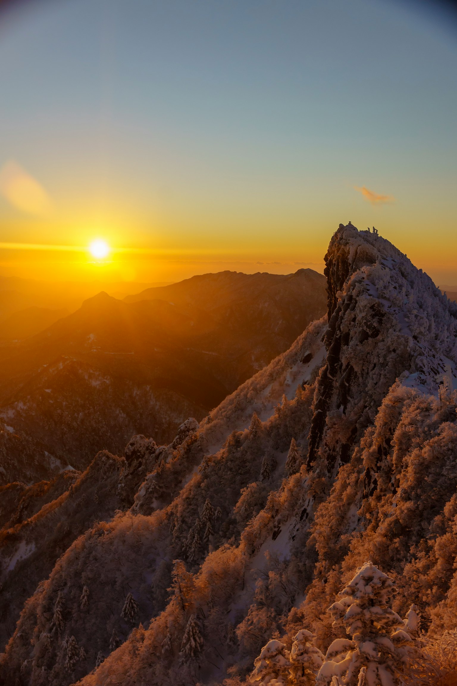 Magnifique lever de soleil depuis le sommet d'une montagne d'hiver