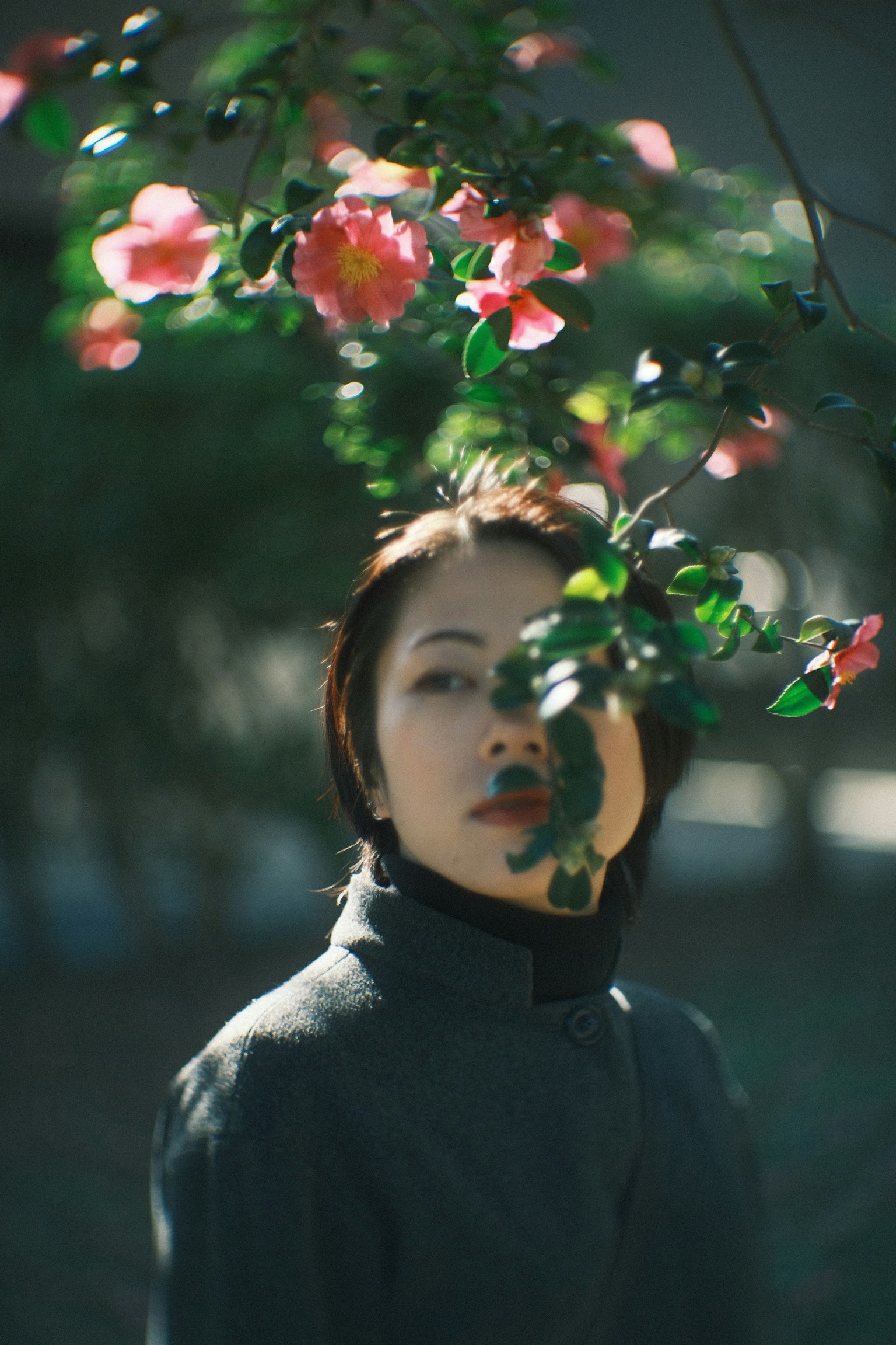 꽃 앞에 서 있는 여성 초록색 배경과 분홍색 꽃