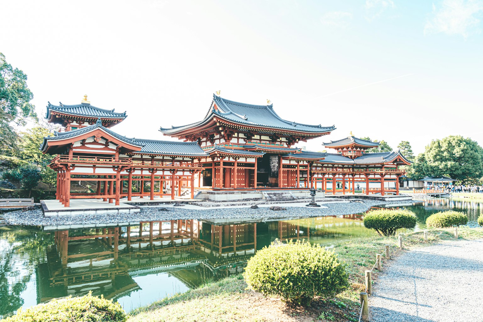 Arsitektur tradisional Jepang dikelilingi taman yang indah