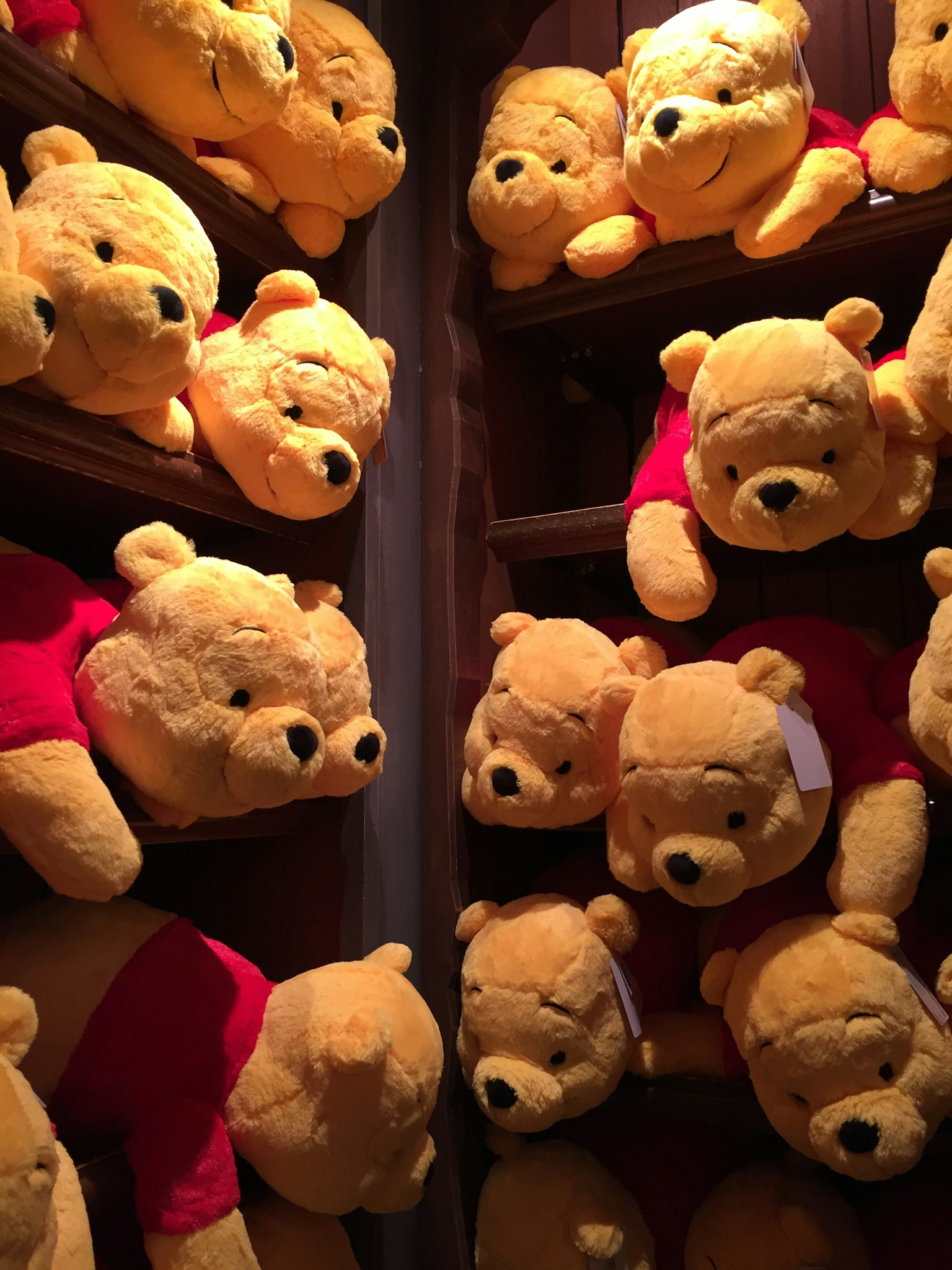 Bild von Regalen voller Winnie-Pooh-Plüschtiere