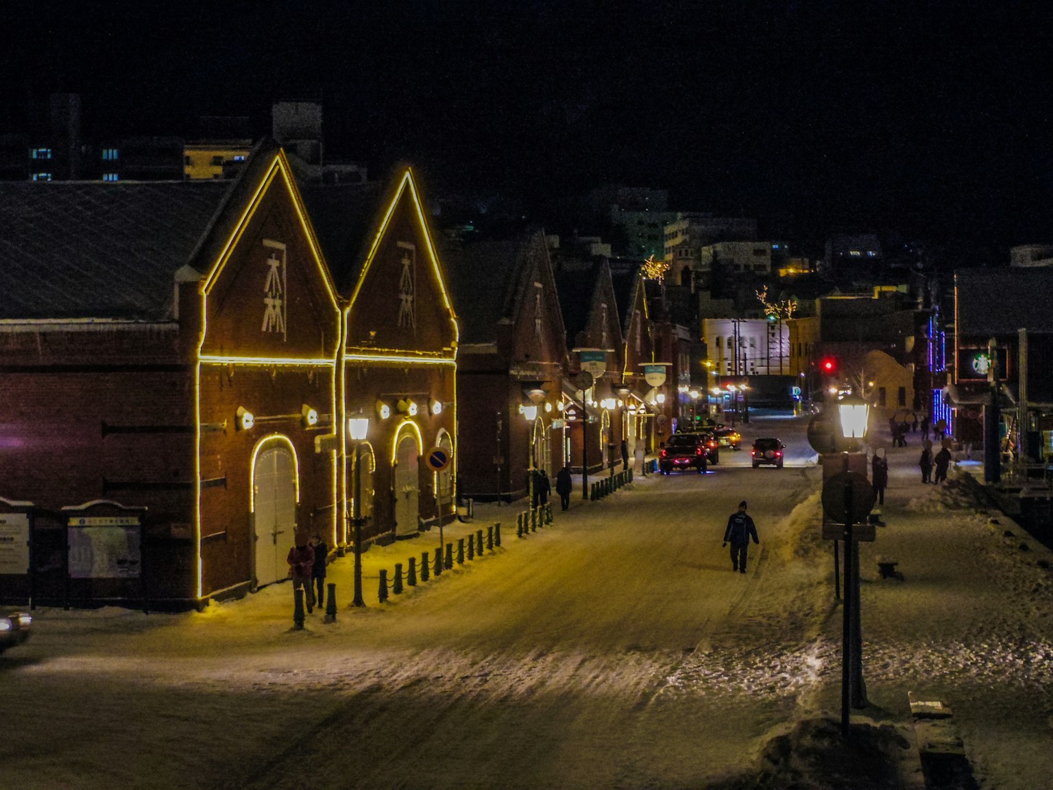 夜间街景，特色建筑和被雪覆盖的道路