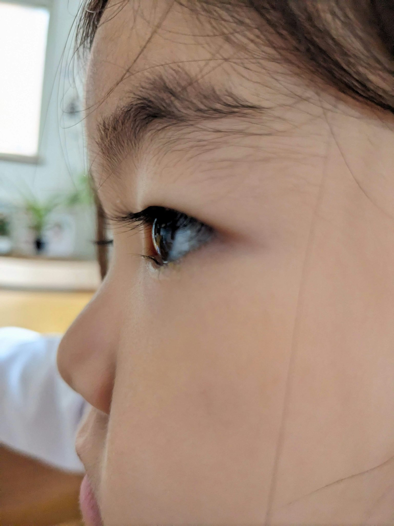 Gros plan du profil d'un enfant avec de grands yeux