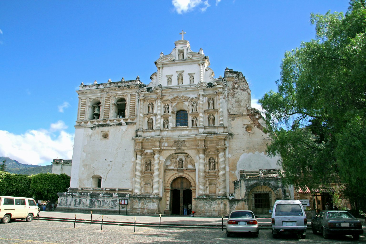Facciata di chiesa storica sotto un cielo azzurro