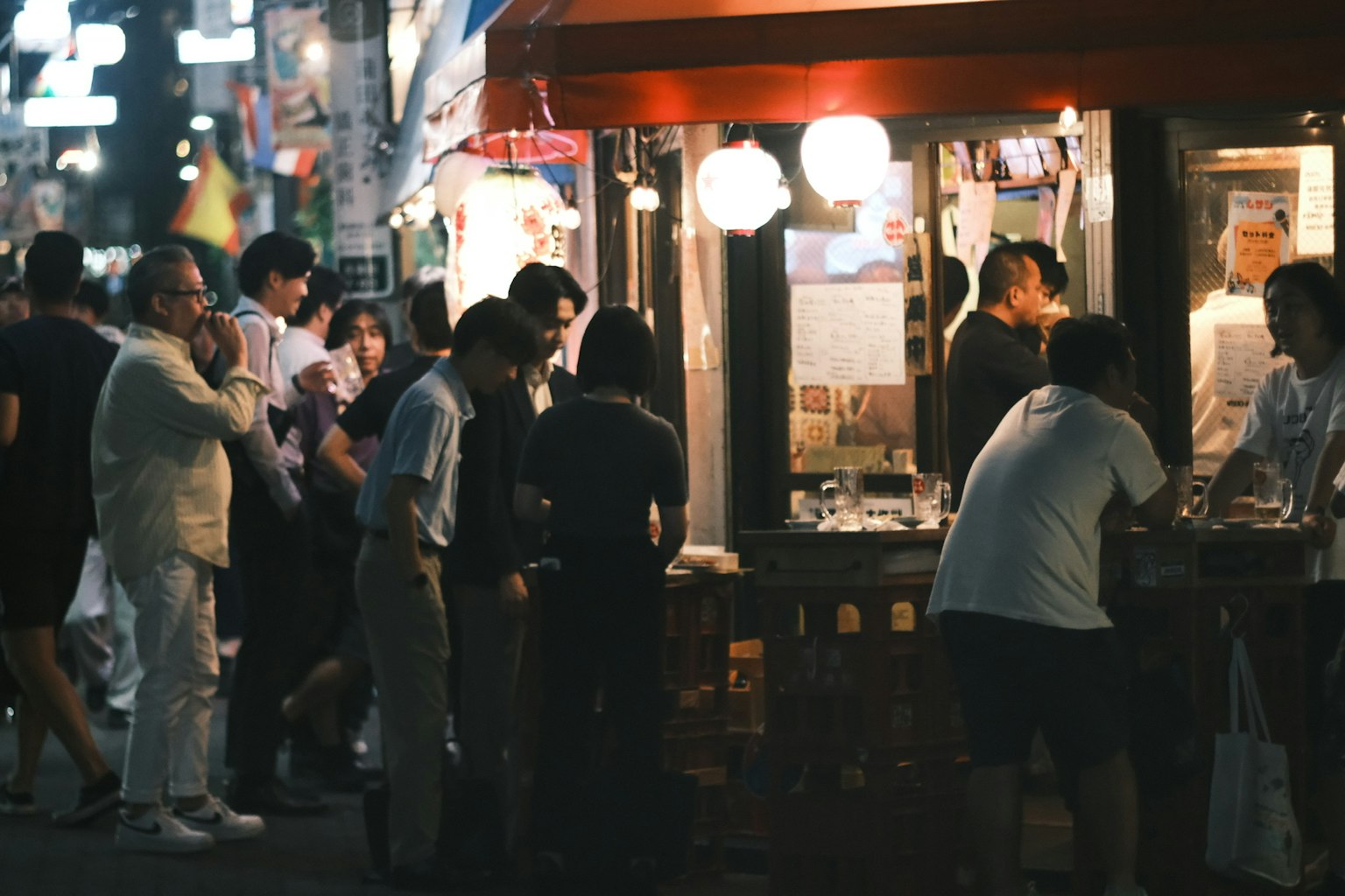 夜晚在街头摊位享受美食的人们
