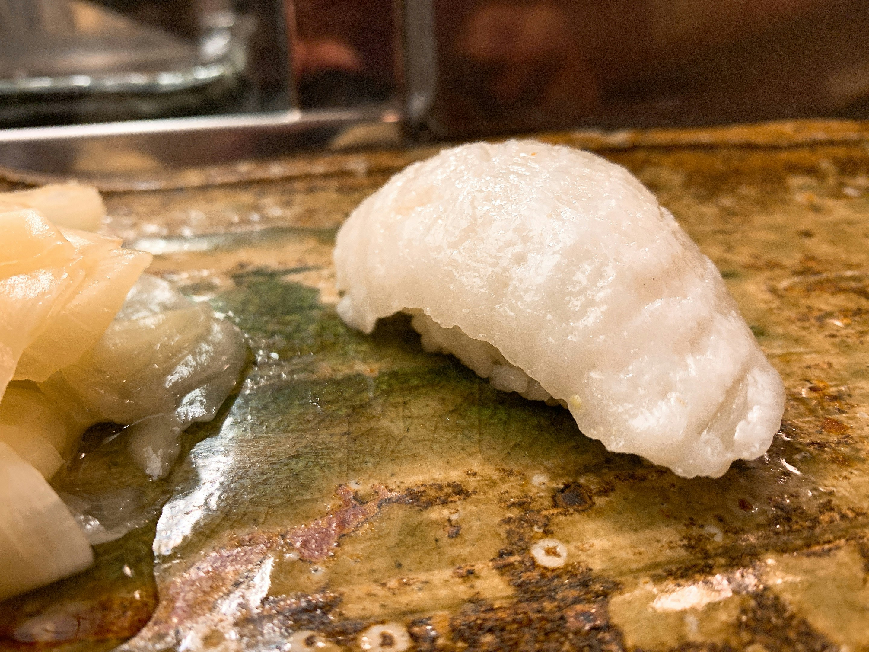 nigiri e sashimi su un tagliere