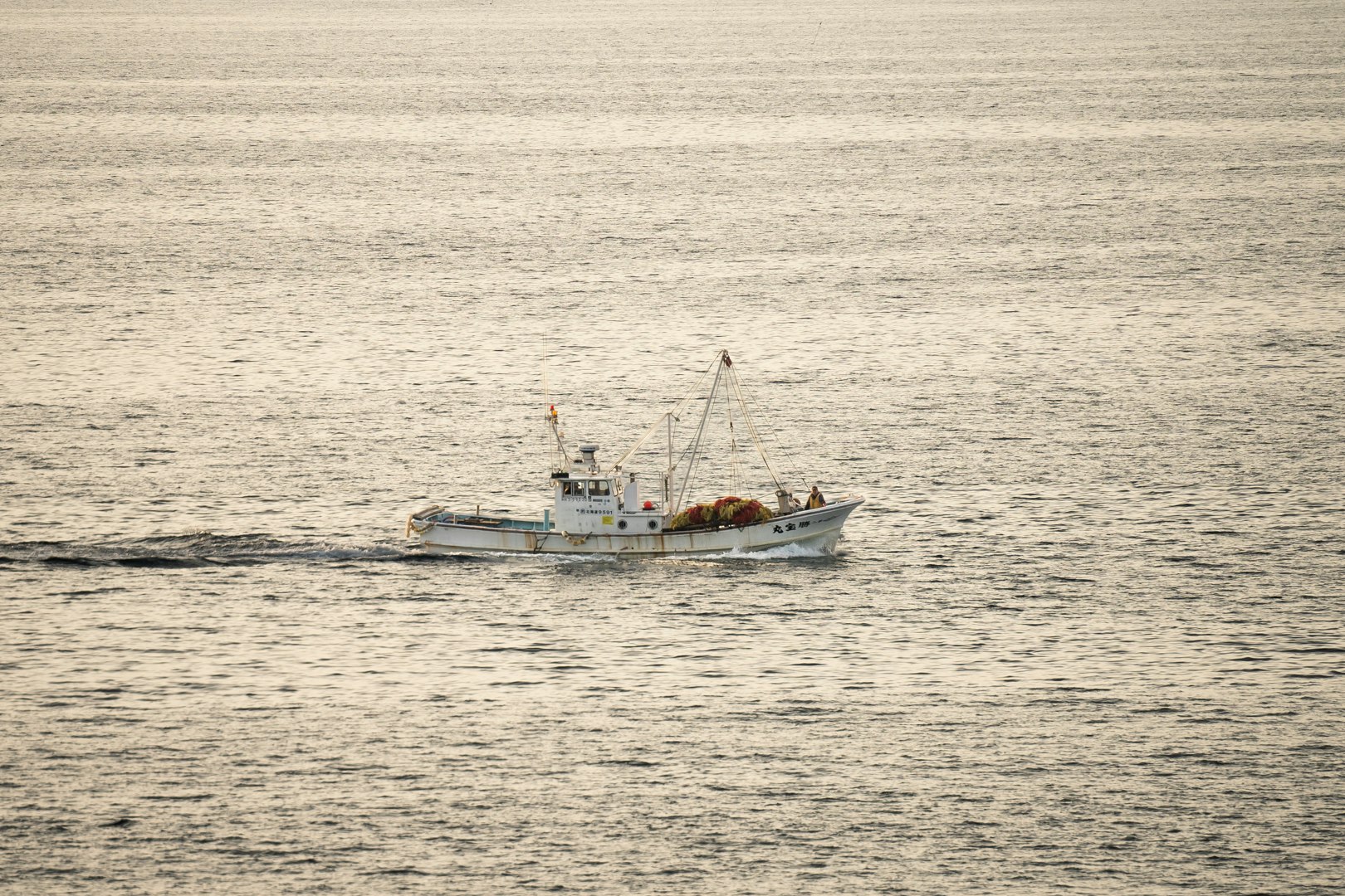 小船在开阔海面航行