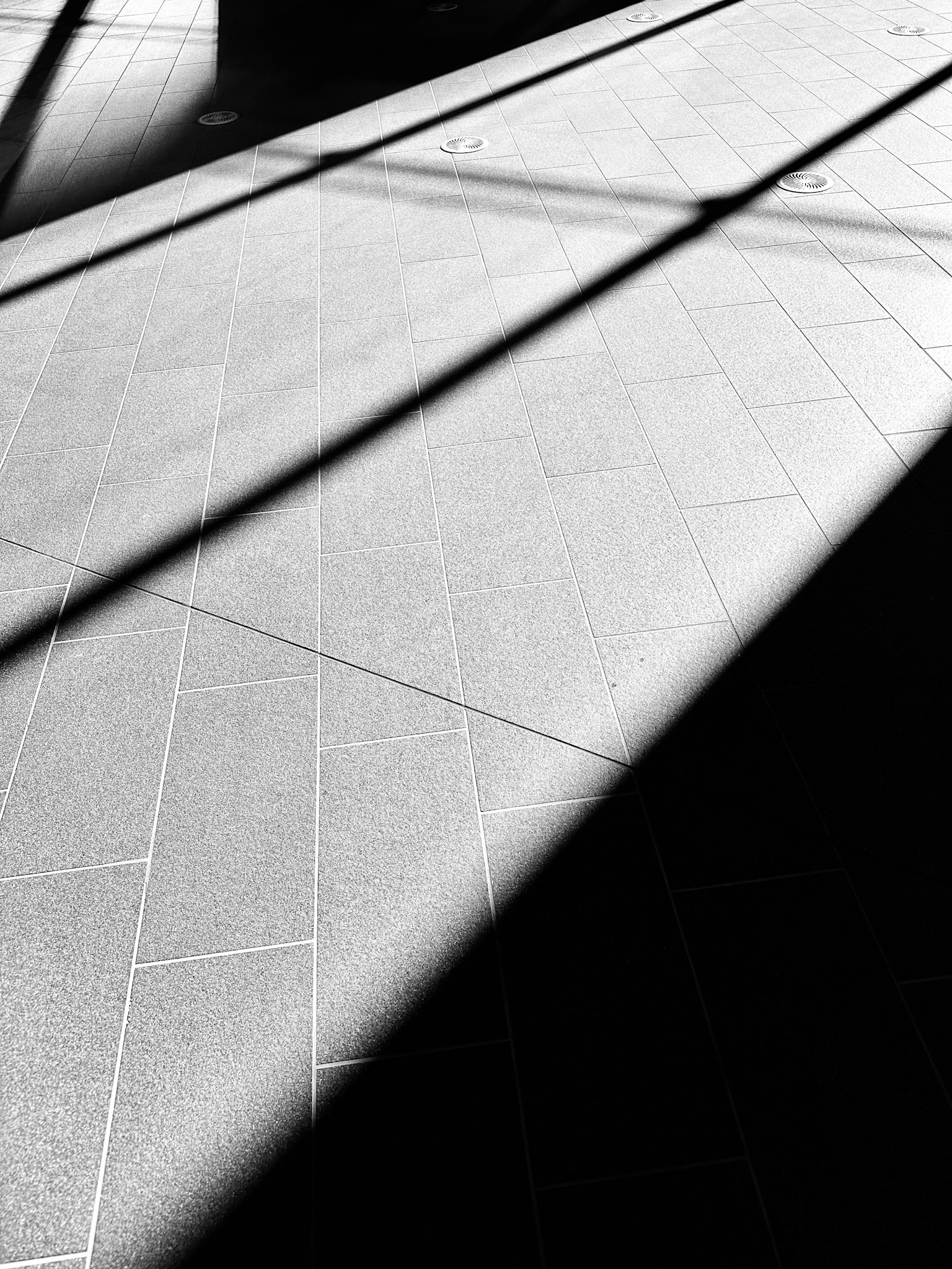 Design de sol moderne avec des lumières et des ombres croisées