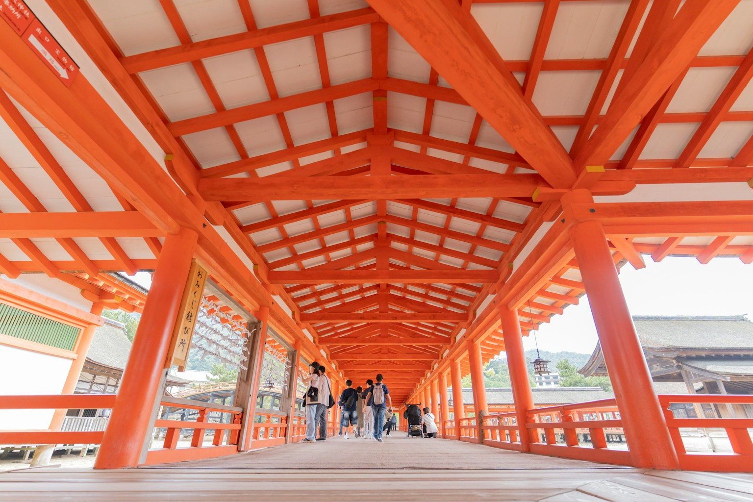 Vue intérieure d'un pont avec un toit orange vif des gens marchant