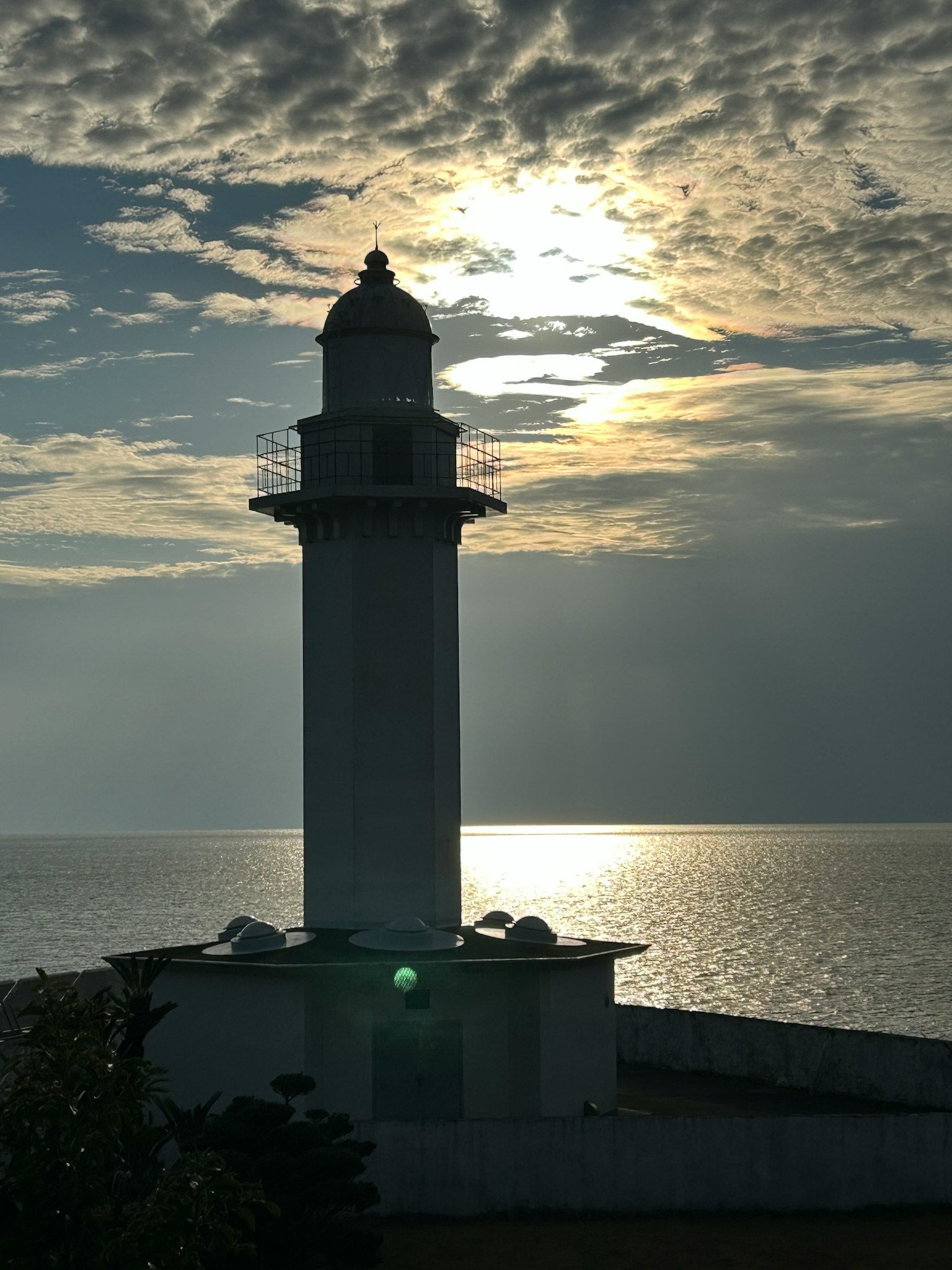 Siluet mercusuar melawan langit senja yang indah