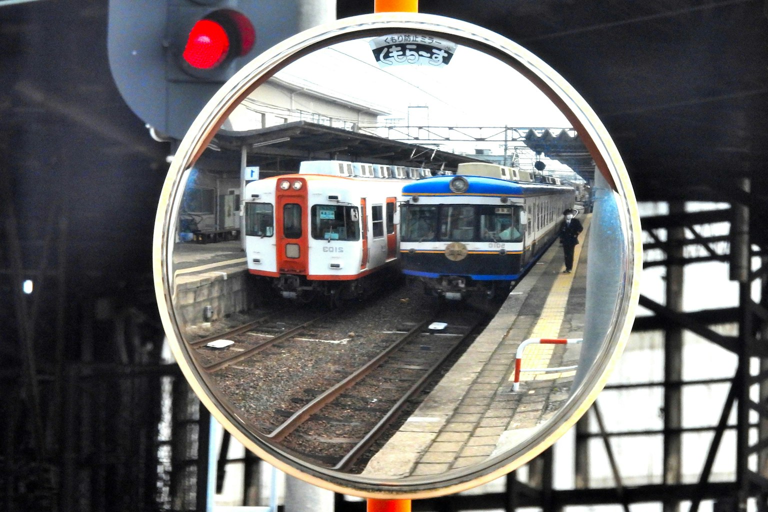 การสะท้อนของรถไฟสองขบวนที่สถานีในกระจกนูน